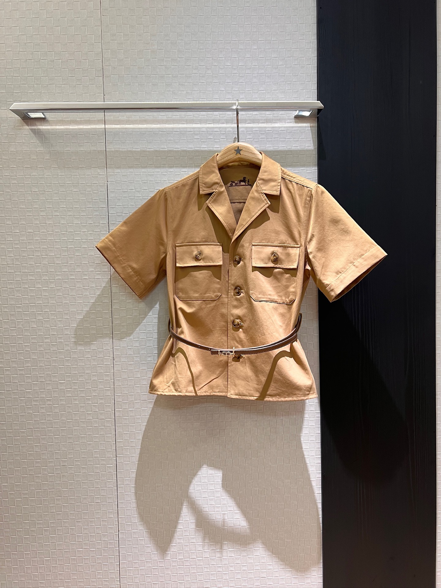 NO:421773,New lapel workwear style short-sleeved top pig nose buckle belt decoration chest pocket decoration casual age-reducing commuting versatile SML, T-shirt, alexander wang19860909新款翻领工装风短袖上衣猪鼻扣腰带装饰 胸前口袋装饰休闲减龄 通勤百搭 SML,,T-shirt,alexander wang,Women's clothing