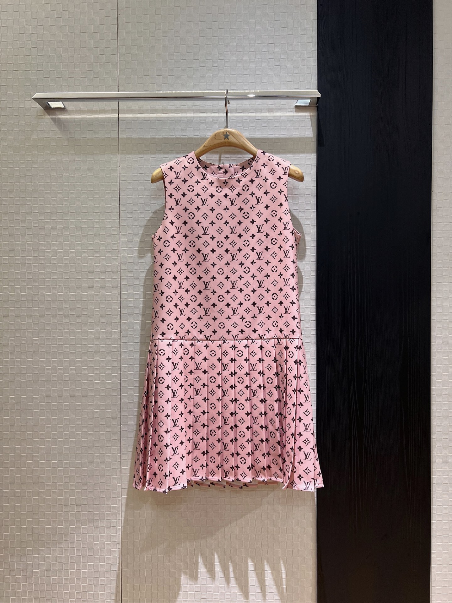 NO:421755,New style of presbyterian round neck sleeveless vest pink dress A-line doll skirt spliced ​​pleated skirt college style fashion age-reducing SML, skirts, alexander wang19860909新款老花圆领无袖背心粉色连衣裙A字娃娃裙 拼接百褶裙摆学院风 时尚减龄 SML,,skirts,alexander wang,Women's clothing