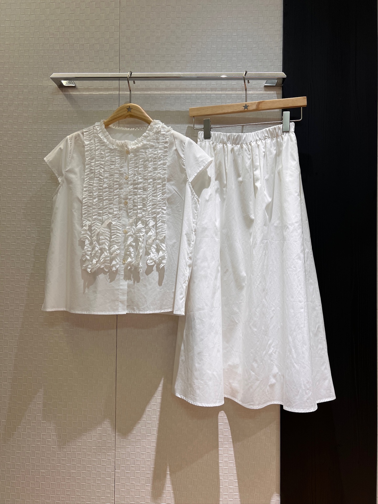 NO:423424,New three-dimensional wood fungus lace cotton set, round neck short-sleeved shirt top elastic waist skirt, casual vacation pockets, age-reducing essentials Pink and white S-XL, skirts, T-shirt, alexander wang19860909新款立体木耳花边棉布套装 圆领短袖衬衣上衣松紧腰半裙 休闲度假两侧有口袋 减龄必备 粉色白色 S-XL,,skirts,T-shirt,alexander wang,Women's clothing