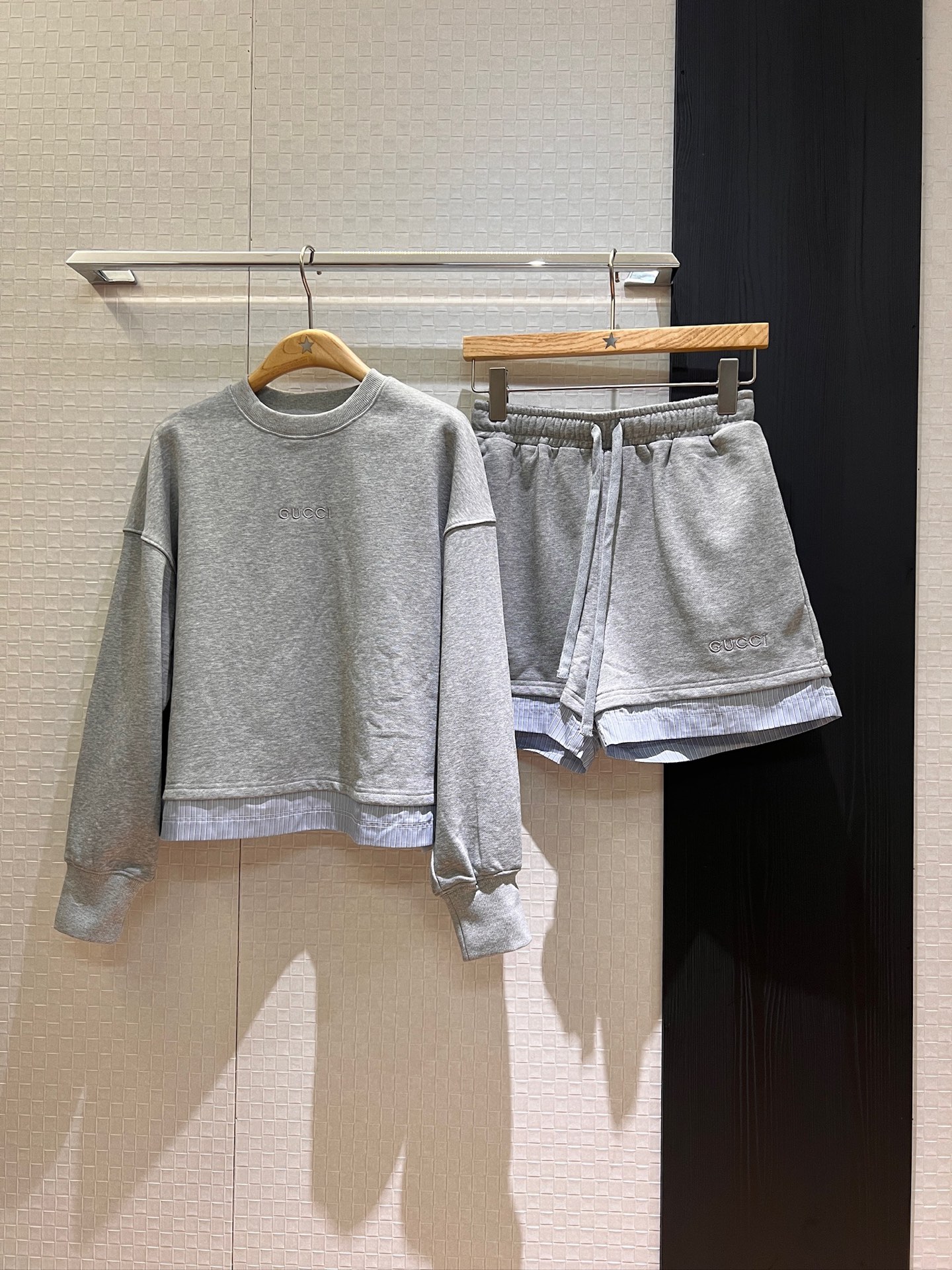 NO:423446,New spliced ​​plaid sweatshirt set Fake two-piece spliced ​​round neck sweatshirt Fake two-piece spliced ​​plaid shorts Elastic waist Embroidered logo letter decoration Casual age reduction, hoodie, sweatshirts, shorts, alexander wang19860909新款拼接格纹卫衣套装 假两件拼接圆领卫衣假两件拼接格纹短裤 松紧腰 刺绣logo字母装饰 休闲减龄,,hoodie,sweatshirts,shorts,alexander wang,Women's clothing