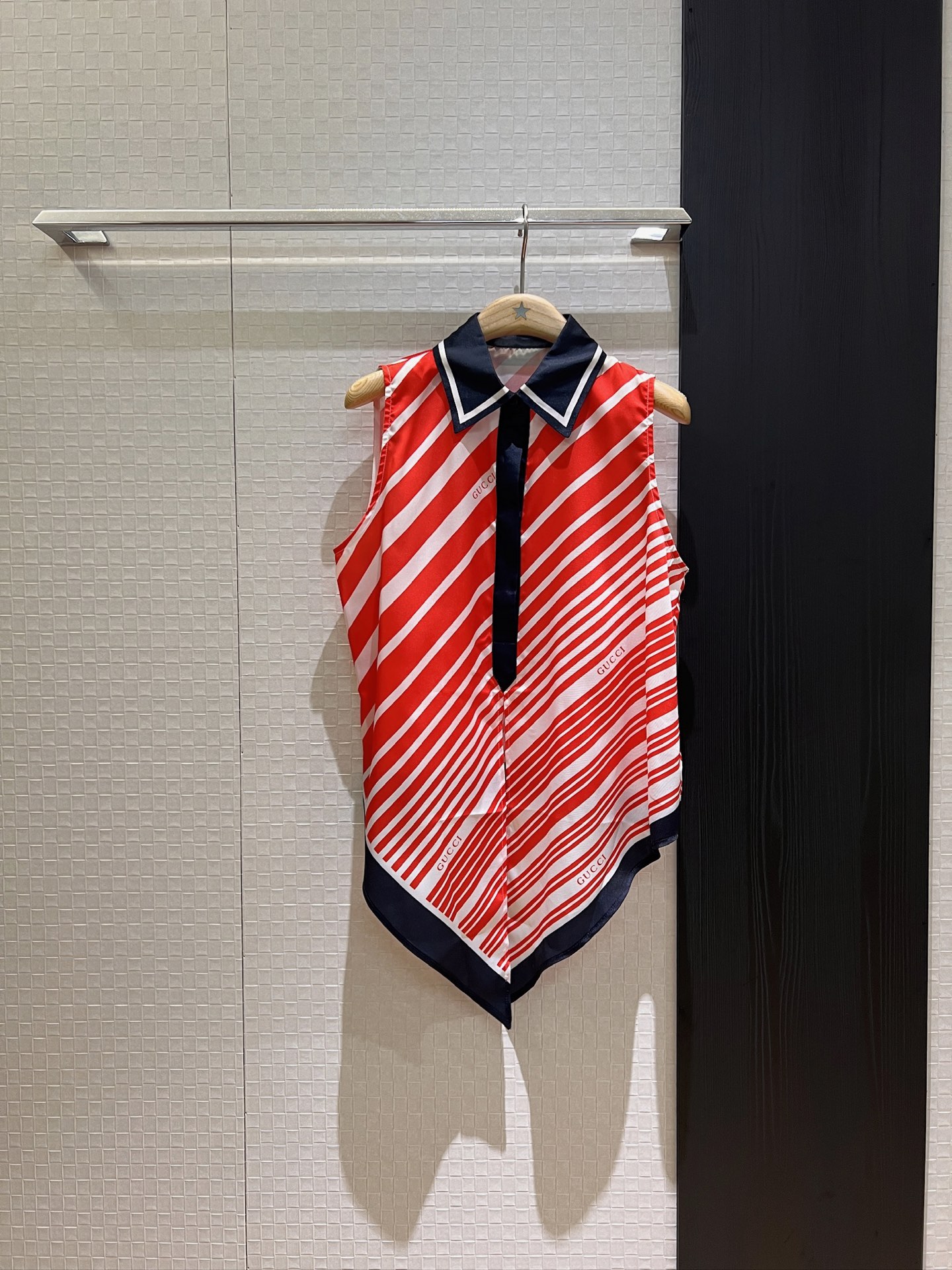 NO:423458,New positioning striped print Lapel sleeveless top irregular hem Slit knotted decorative commuting temperament SML, alexander wang19860909新款定位条纹印花 翻领无袖上衣不规则下摆 开叉打结装饰通勤气质 SML,,alexander wang,Women's clothing