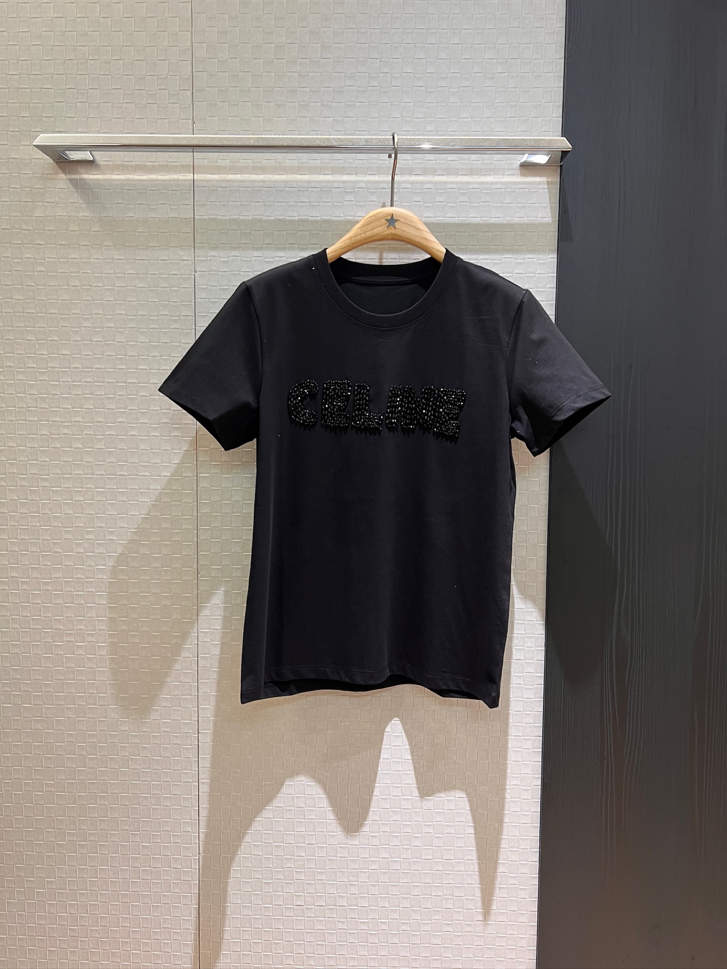 NO:423512,New heavy-duty handmade pineapple beads logo letter T-shirt simple and exquisite casual and versatile black and white SML, tees, t-shirt, alexander wang19860909新款重工手工菠萝珠Logo字母T恤简单精致 休闲百搭 黑色白色 SML,,tees，t-shirt,alexander wang,Women's clothing