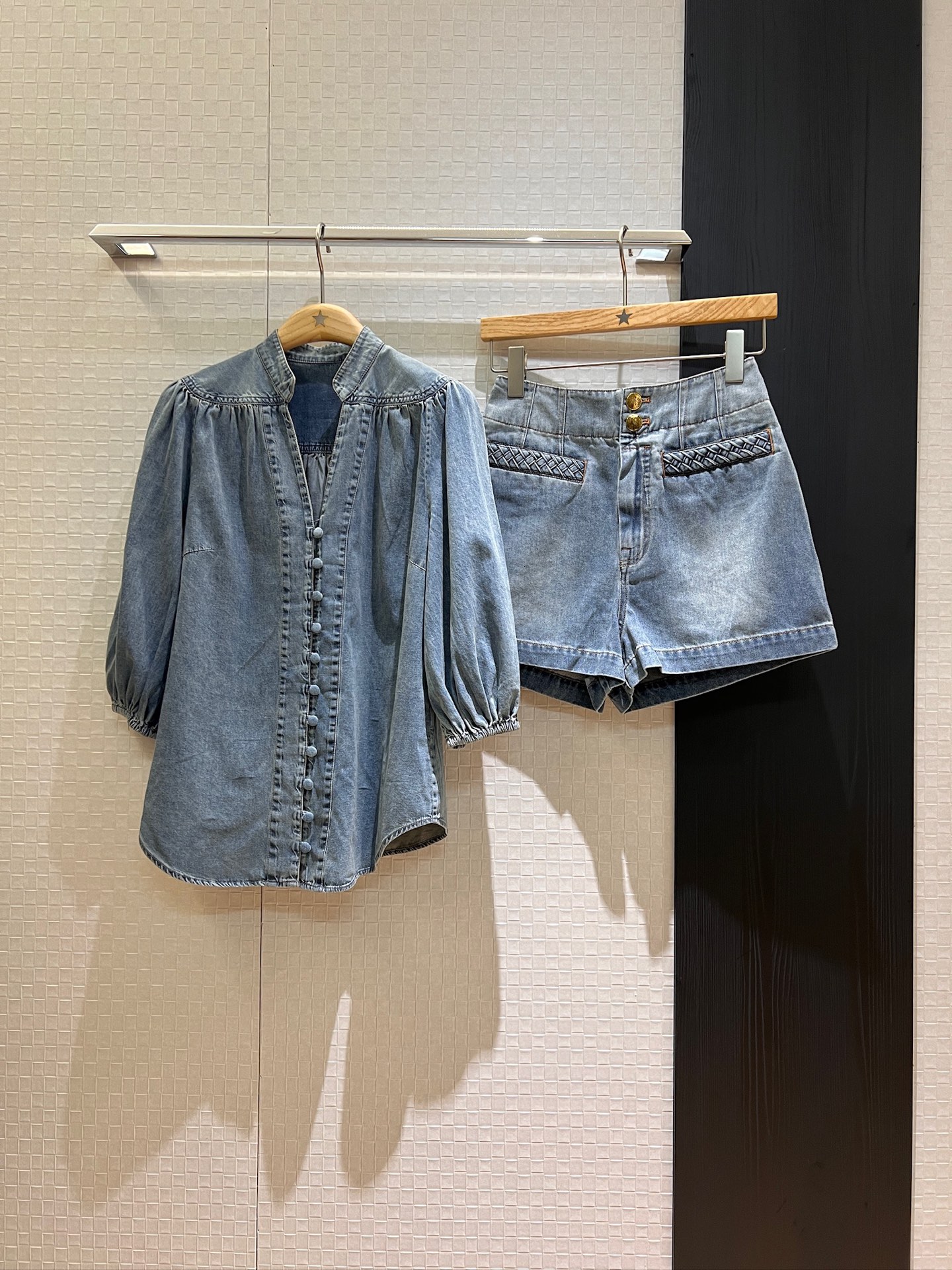 NO:423480,New ZIMMERMANN palace style lantern sleeve V-neck denim-breasted shirt must have vacation, can be worn with the same shorts and trousers, ladylike sweetness, temperament reduces age, elegant socialite SML, shorts, alexander wang19860909新款ZIMMERMANN 宫廷风 灯笼袖V领牛仔排扣衬衣度假必备 可搭同款短裤长裤淑女甜美 气质减龄 优雅名媛 SML,,shorts,alexander wang,Women's clothing