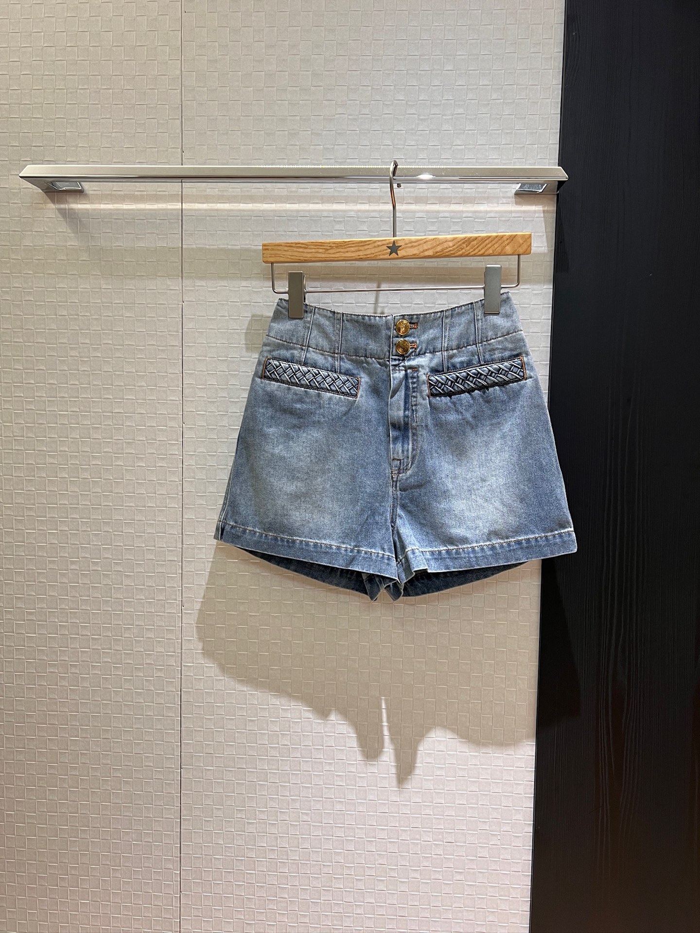 NO:423499,New style of woven twisted decorative pocket denim shorts, two-button design holiday matching, wash water high-waist hot pants can be matched with denim tops in the same series, essential for age reduction SML, shorts, alexander wang19860909新款编织麻花装饰口袋牛仔短裤 两扣设计度假搭配 洗水高腰热裤可搭同系列牛仔上衣 减龄必备 SML,,shorts,alexander wang,Women's clothing