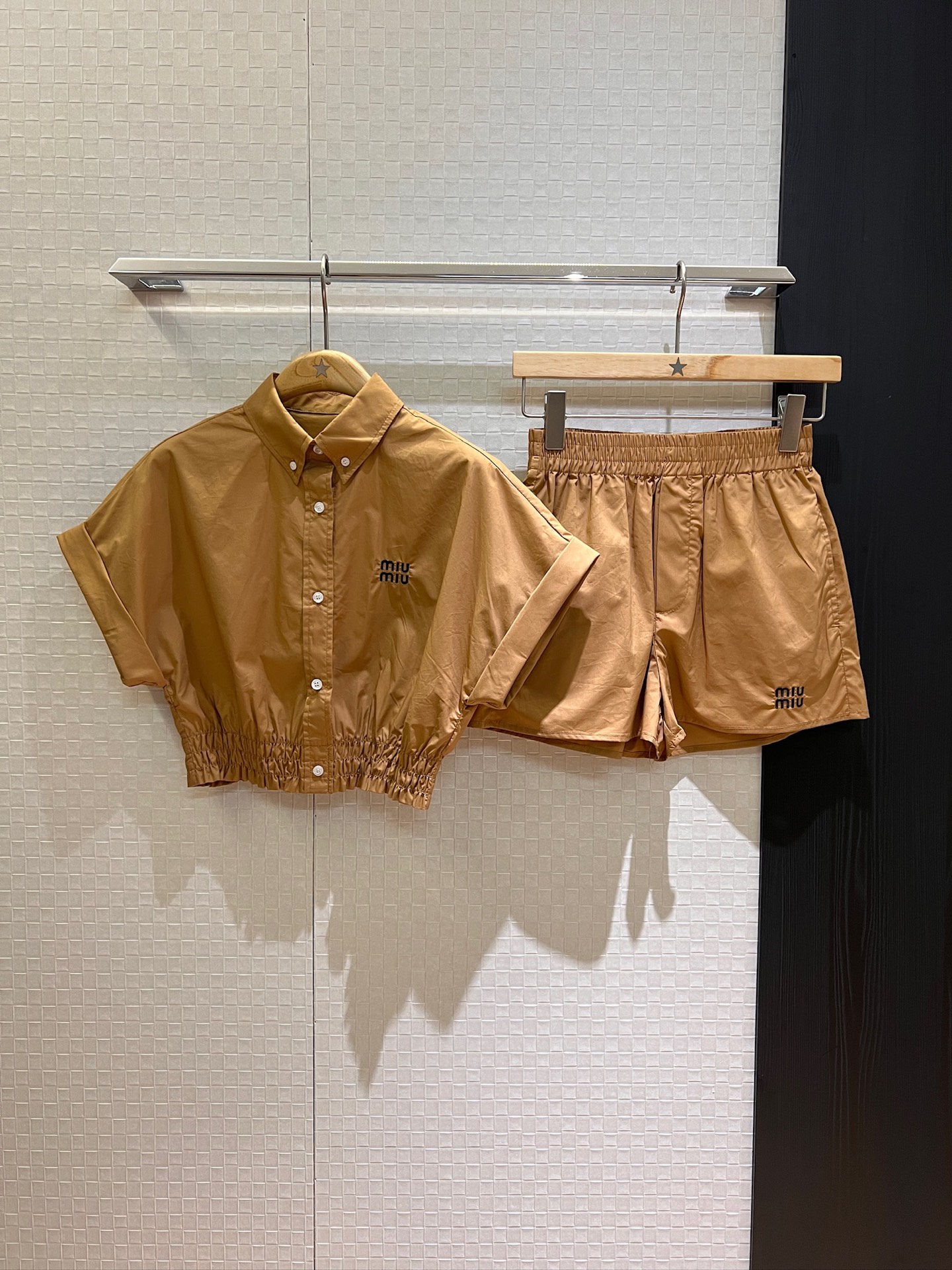 NO:423517,New style recommended Liu Haocun same style miu style wear logo letter embroidery lapel rolled sleeve suit short waist tightening shirt elastic waist shorts hem elastic elastic waist tightening college style must-have for age reduction casual and versatile khaki white SML, miumiu, shorts, alexander wang19860909新款推荐刘浩存同款 miu式穿搭 logo字母刺绣 翻领卷边袖套装 短款收腰衬衣松紧腰短裤 下摆打揽松紧弹力收腰 学院风 减龄必备 休闲百搭卡其白色 SML,,miumiu,shorts,alexander wang,Women's clothing