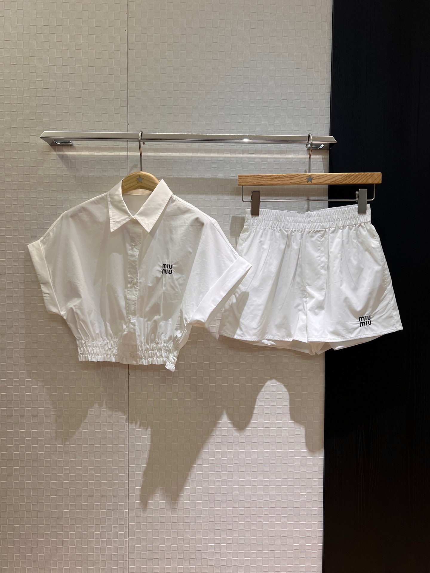 NO:423531,New style recommended Liu Haocun same style miu style wear logo letter embroidery lapel rolled sleeve suit short waist tightening shirt elastic waist shorts hem elastic elastic waist tightening college style must-have for age reduction casual and versatile khaki white SML, miumiu, shorts, alexander wang19860909新款推荐刘浩存同款 miu式穿搭 logo字母刺绣 翻领卷边袖套装 短款收腰衬衣松紧腰短裤 下摆打揽松紧弹力收腰 学院风 减龄必备 休闲百搭卡其白色 SML,,miumiu,shorts,alexander wang,Women's clothing