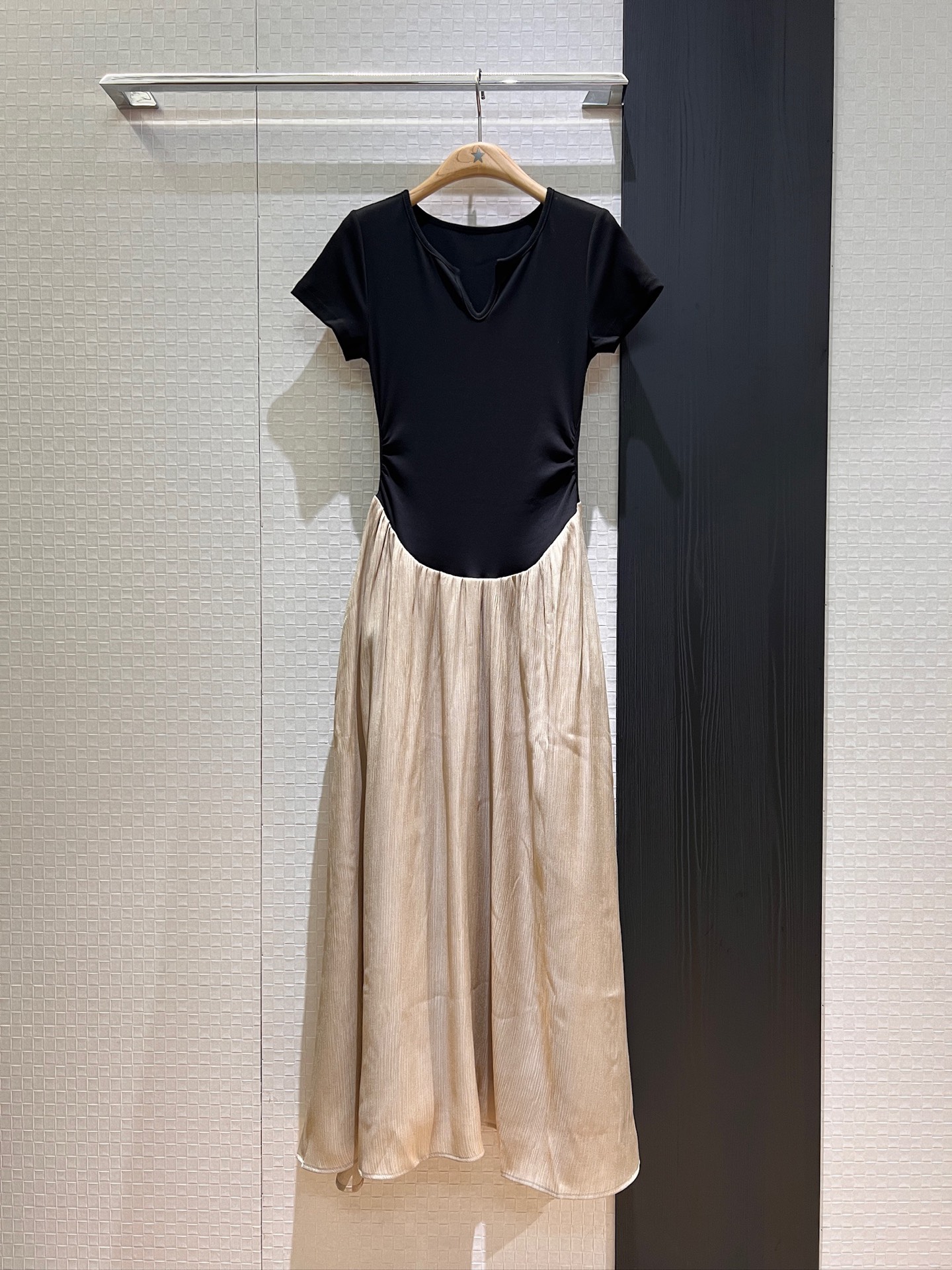 NO:423538,New fake two-piece design, color-blocking V-neck front shoulder dress, long skirt three-dimensional splicing design, waist-hugging, elegant temperament, vacation and leisure, elegant and age-reducing, pockets on both sides SML, skirts, alexander wang19860909新款假两件设计 拼色V领正肩连衣裙长裙立体拼接设计 收腰显瘦优雅气质 度假休闲 飘逸减龄 两侧有口袋 SML,,skirts,alexander wang,Women's clothing