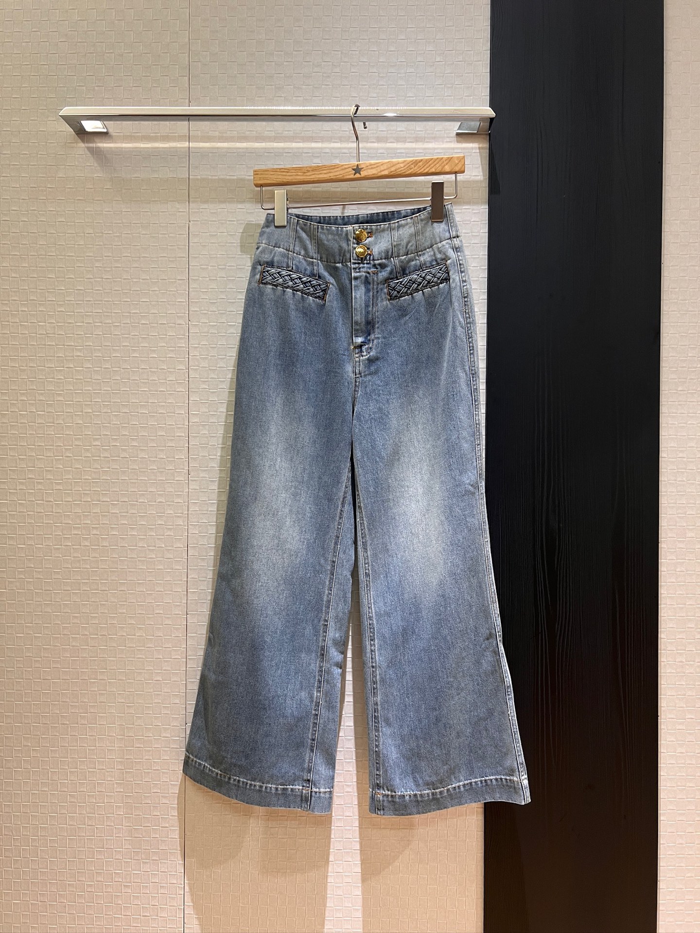 NO:424857,New style of woven twisted decorative pocket denim wide-leg pants, two-button design holiday matching, wash water micro-tag can be matched with denim tops in the same series, essential for age reduction SML, alexander wang19860909新款编织麻花装饰口袋牛仔阔腿裤 两扣设计度假搭配 洗水微喇叭可搭同系列牛仔上衣 减龄必备 SML,,alexander wang,Women's clothing