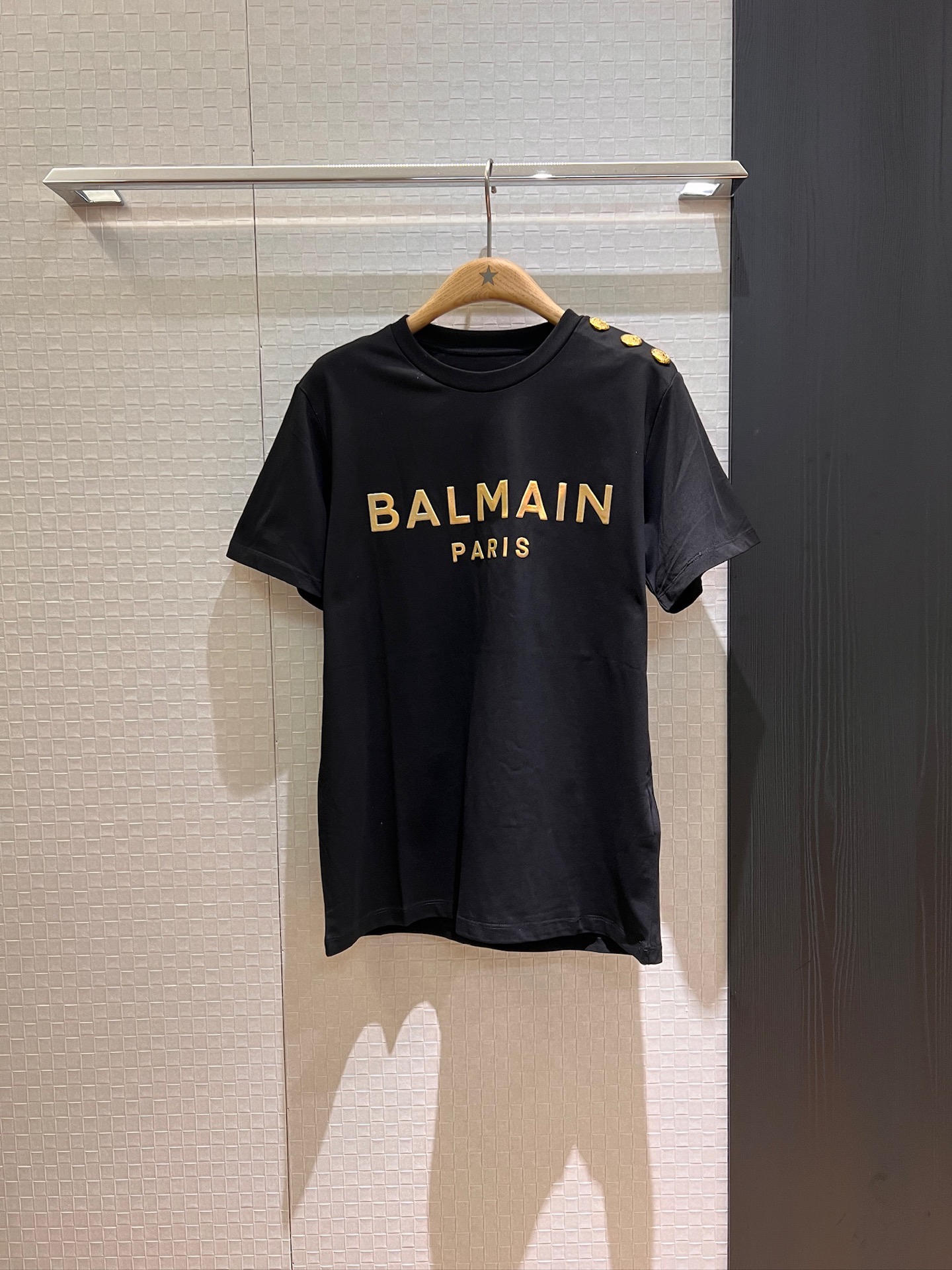 NO:424884,Balmain's new three-dimensional logo letter T-shirt, classic shoulder buckle design, exquisite decoration, strong and fashionable casual, slim and versatile, black, white, gray and green, SML, balmain,tees, t-shirt, alexander wang19860909巴尔曼新款立体logo字母T恤 经典肩扣设计装饰精致重时尚休闲 显瘦百搭 黑白灰绿 SML,,balmain,tees，t-shirt,alexander wang,Women's clothing
