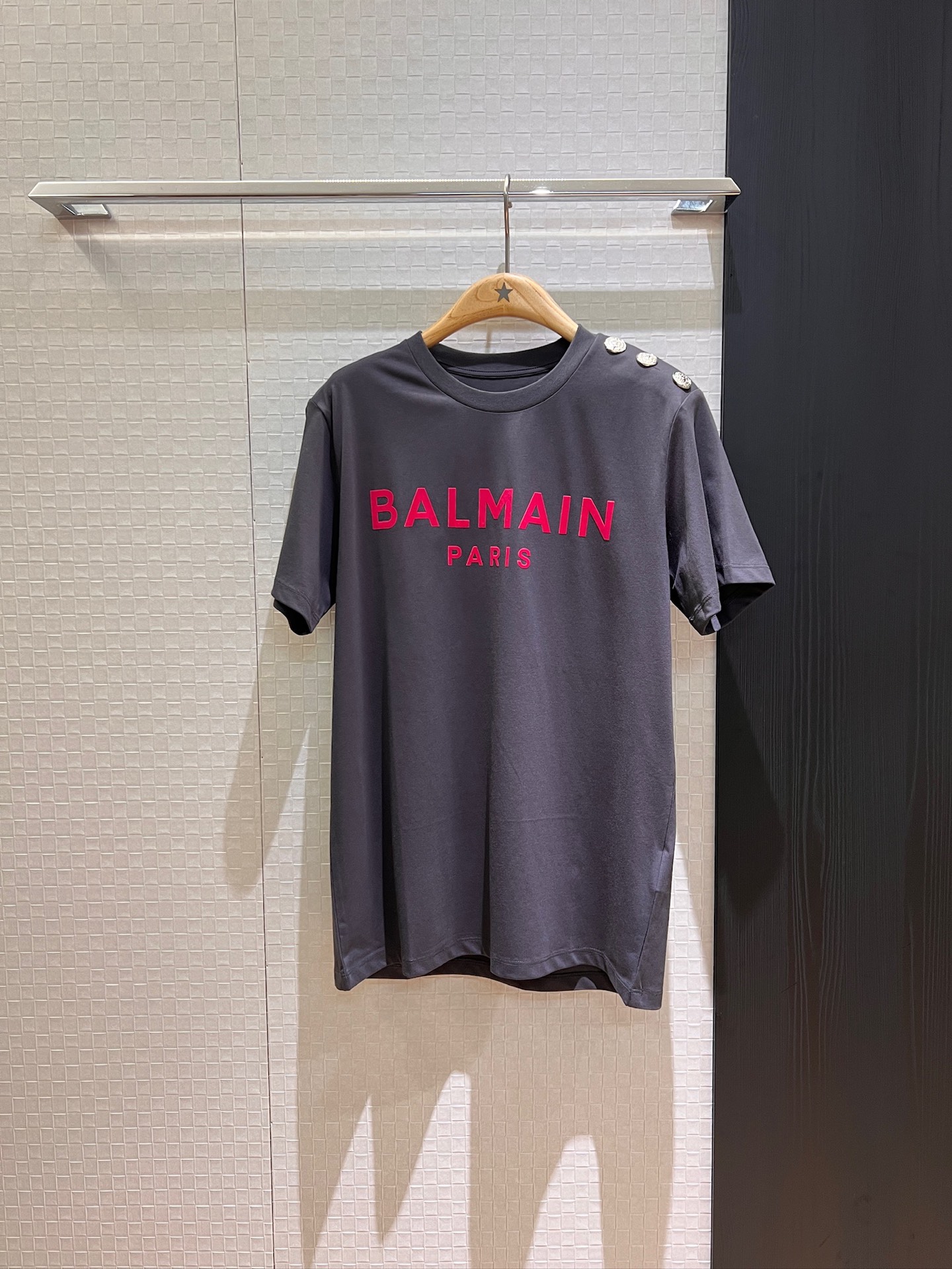 NO:424898,Balmain's new three-dimensional logo letter T-shirt, classic shoulder buckle design, exquisite decoration, strong and fashionable casual, slim and versatile, black, white, gray and green, SML, balmain,tees, t-shirt, alexander wang19860909巴尔曼新款立体logo字母T恤 经典肩扣设计装饰精致重时尚休闲 显瘦百搭 黑白灰绿 SML,,balmain,tees，t-shirt,alexander wang,Women's clothing