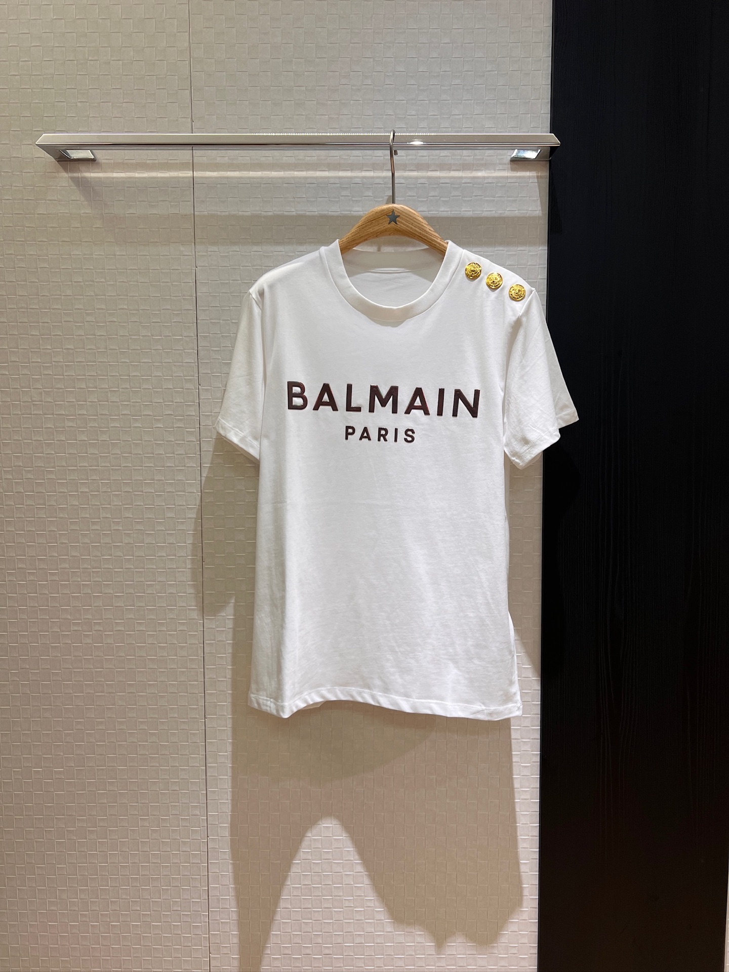 NO:424908,Balmain's new three-dimensional logo letter T-shirt, classic shoulder buckle design, exquisite decoration, strong and fashionable casual, slim and versatile, black, white, gray and green, SML, balmain,tees, t-shirt, alexander wang19860909巴尔曼新款立体logo字母T恤 经典肩扣设计装饰精致重时尚休闲 显瘦百搭 黑白灰绿 SML,,balmain,tees，t-shirt,alexander wang,Women's clothing