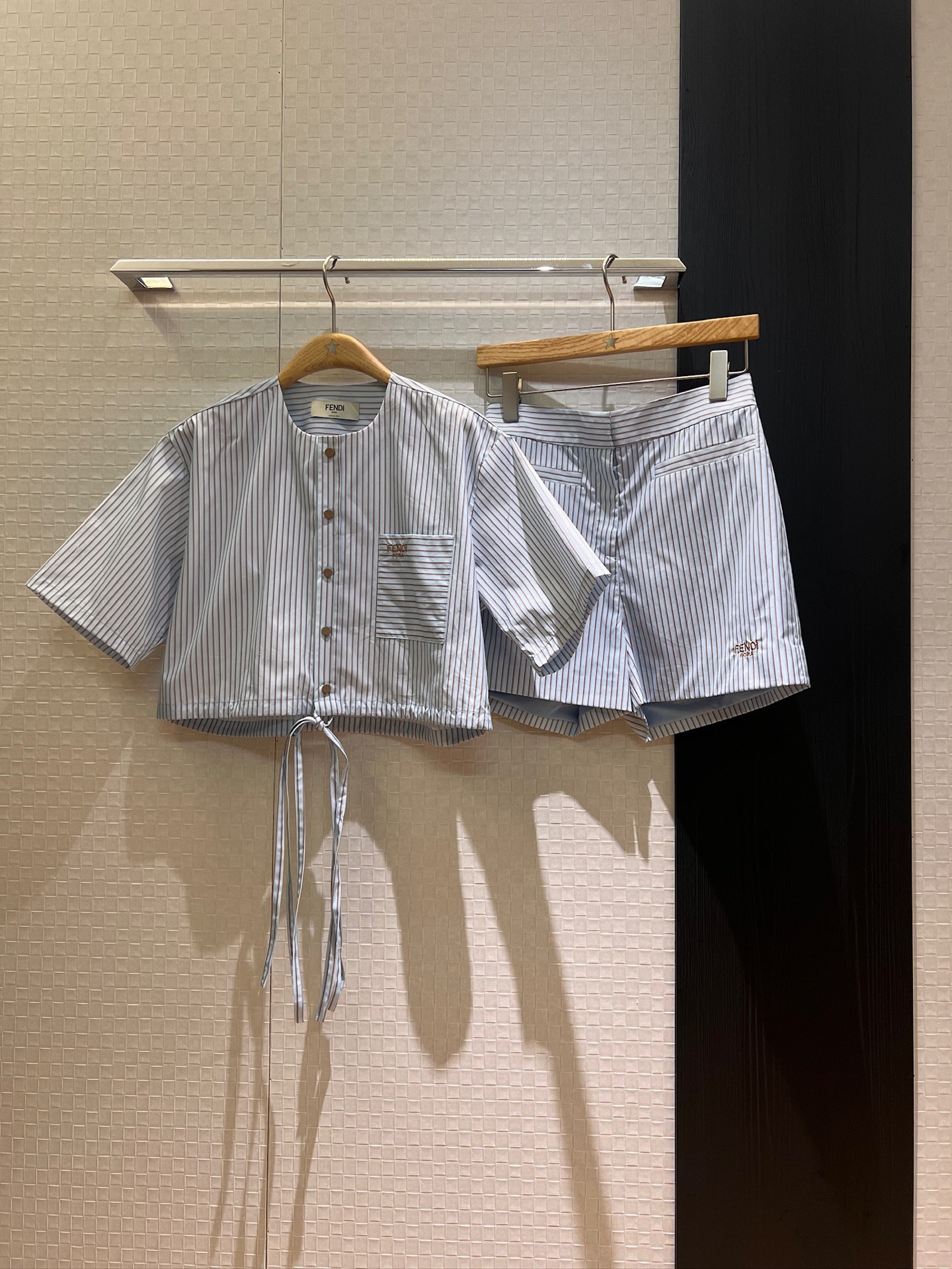 NO:424918,Tops, new styles of shorts, same style as Song Yuqi, round neck, mid-sleeved drawstring striped short shirt, high-waisted shorts, embroidered logo decoration, loose lace-up waist decoration, temperament and age-reducing blue/white SML,, shorts,alexander wang19860909上衣 短裤新款宋雨琦同款 圆领中袖抽绳条纹短款衬衣高腰短裤 刺绣logo装饰 森系套装宽松系带收腰装饰 气质减龄 蓝色/白色 SML,,shorts,alexander wang,Women's clothing