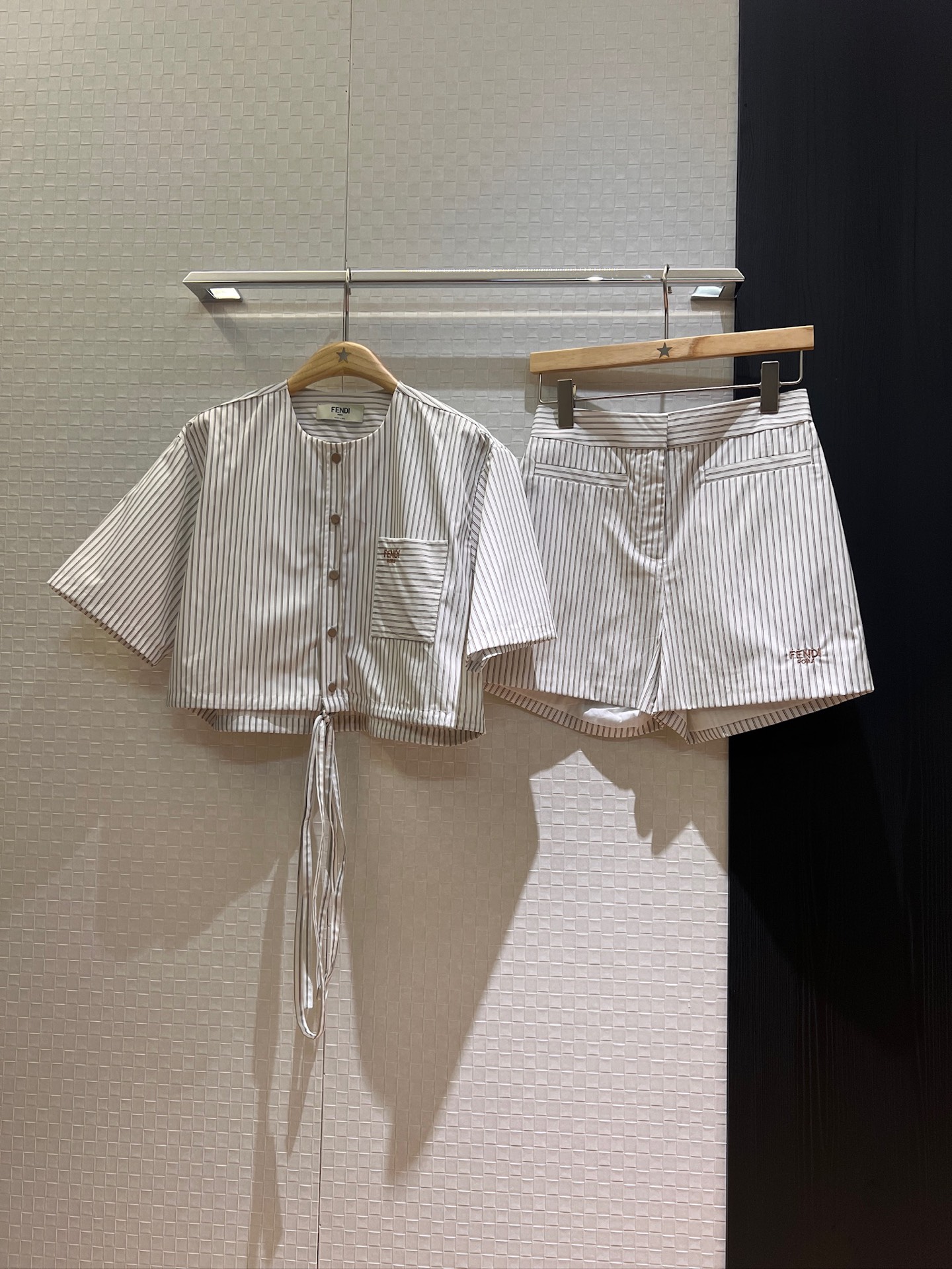 NO:424929,Tops, new styles of shorts, same style as Song Yuqi, round neck, mid-sleeved drawstring striped short shirt, high-waisted shorts, embroidered logo decoration, loose lace-up waist decoration, temperament and age-reducing blue/white SML,, shorts,alexander wang19860909上衣 短裤新款宋雨琦同款 圆领中袖抽绳条纹短款衬衣高腰短裤 刺绣logo装饰 森系套装宽松系带收腰装饰 气质减龄 蓝色/白色 SML,,shorts,alexander wang,Women's clothing