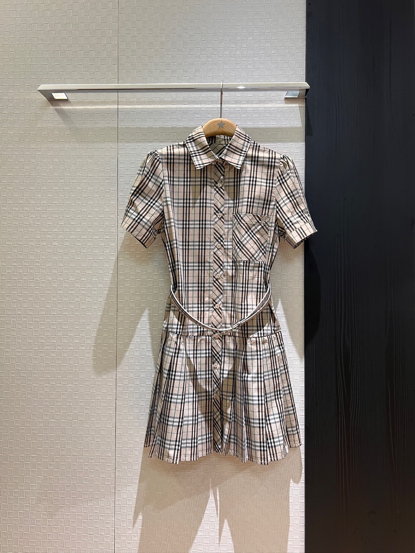 NO:424941,New logo embroidered pocket checked lapel puff sleeve dress Doll skirt Hem splicing pleated Delivery horse belt decoration Slim fit and slim Fashion commuting Elegant and intellectual College age-reducing pink light green SML, skirts, alexander wang19860909新款徽标刺绣口袋格纹翻领泡泡袖连衣裙 娃娃裙 下摆拼接压褶 配送战马腰带装饰 修身显瘦 时尚通勤 优雅知性 学院减龄粉色浅绿 SML,,skirts,alexander wang,Women's clothing