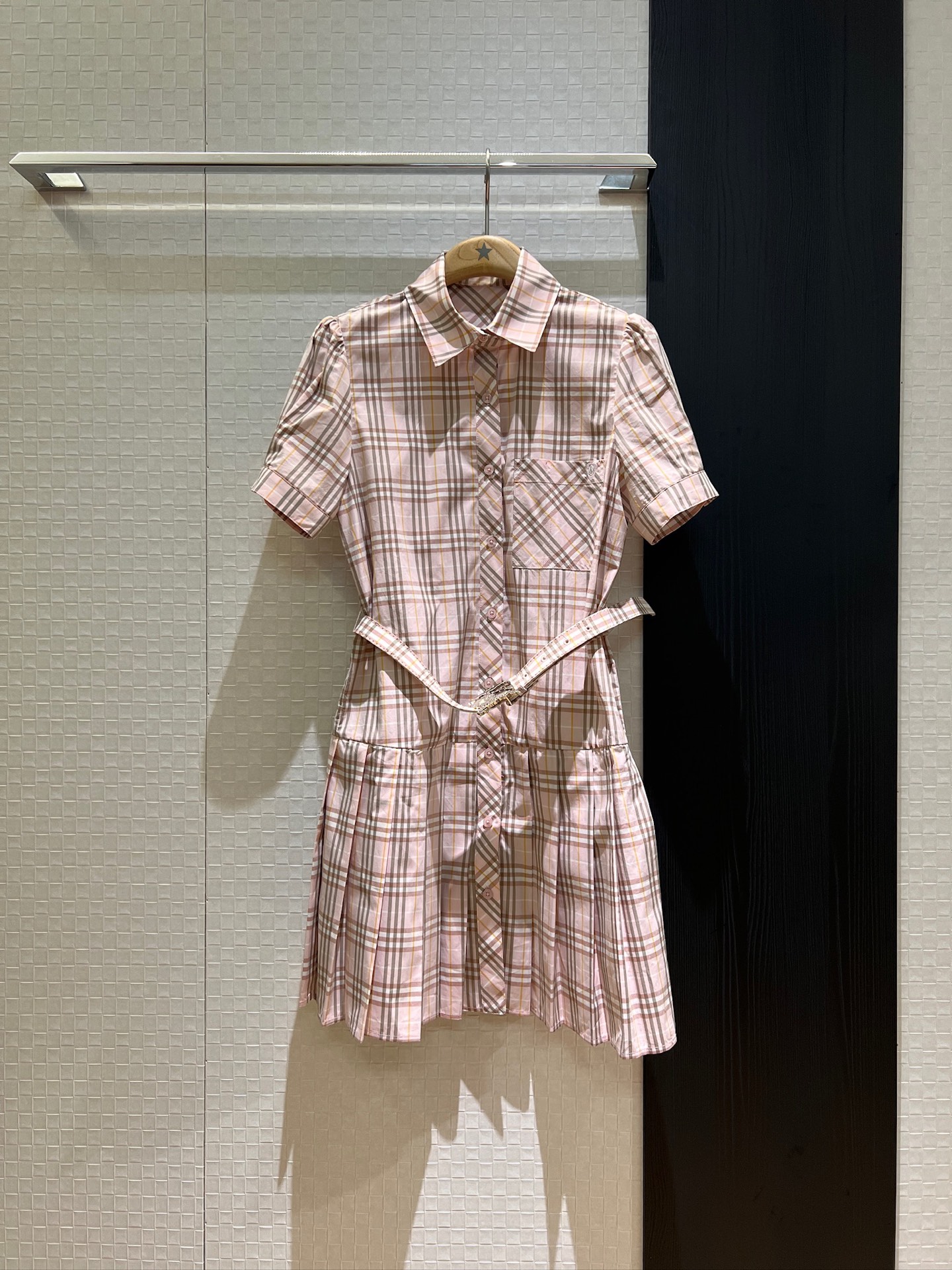 NO:424956,New logo embroidered pocket checked lapel puff sleeve dress Doll skirt Hem splicing pleated Delivery horse belt decoration Slim fit and slim Fashion commuting Elegant and intellectual College age-reducing pink light green SML, skirts, alexander wang19860909新款徽标刺绣口袋格纹翻领泡泡袖连衣裙 娃娃裙 下摆拼接压褶 配送战马腰带装饰 修身显瘦 时尚通勤 优雅知性 学院减龄粉色浅绿 SML,,skirts,alexander wang,Women's clothing