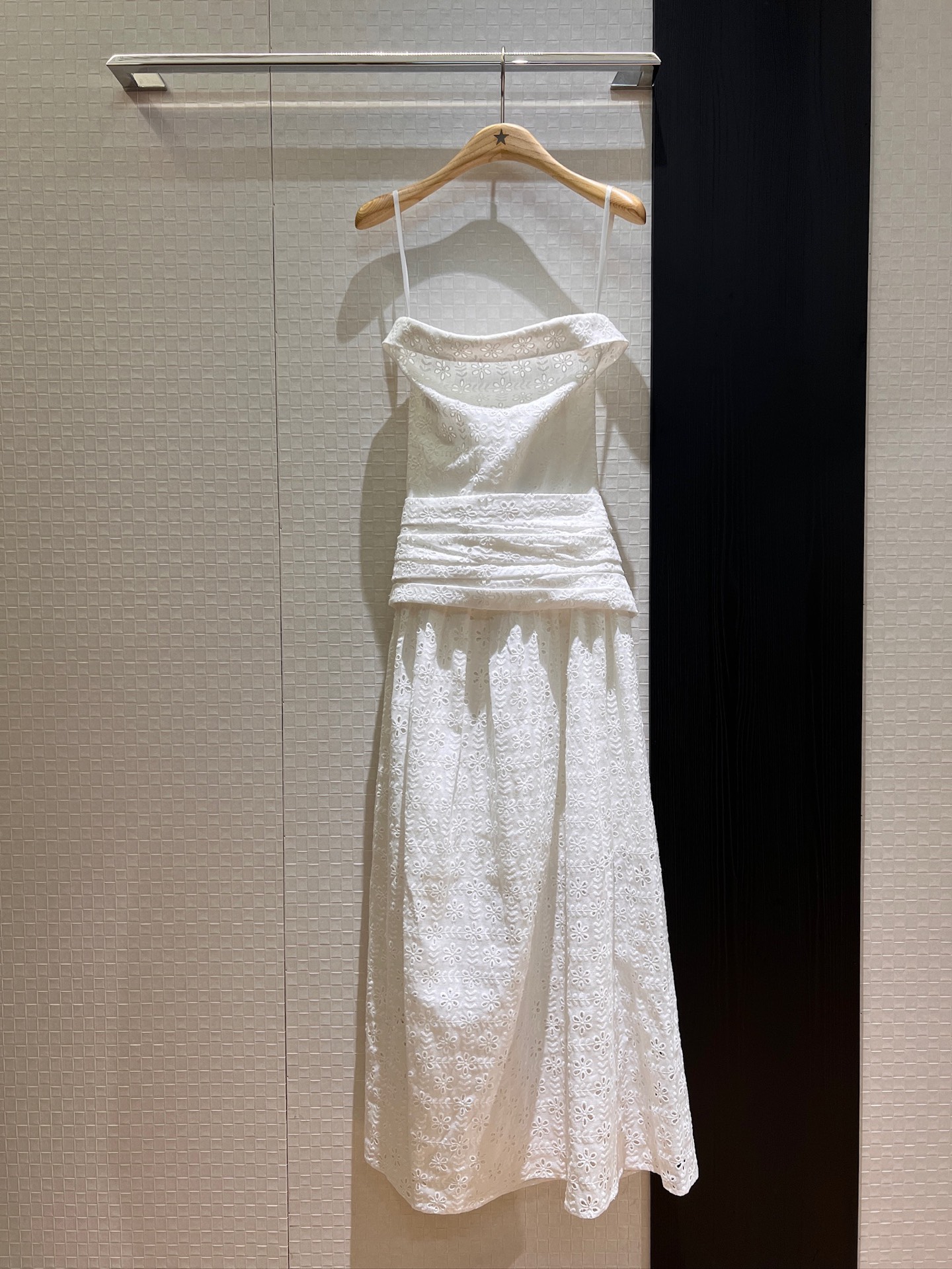 NO:424970,New Zhang Zifeng Jennie's catwalks with the same heavy industry hollow embroidered strapless dress. The waist decoration part of the dress can be removed. Elegant temperament SML, skirts, alexander wang19860909新款张子枫 Jennie 走秀同款重工镂空刺绣抹胸连衣裙 礼服裙腰部装饰部分可脱卸 优雅气质 SML,,skirts,alexander wang,Women's clothing