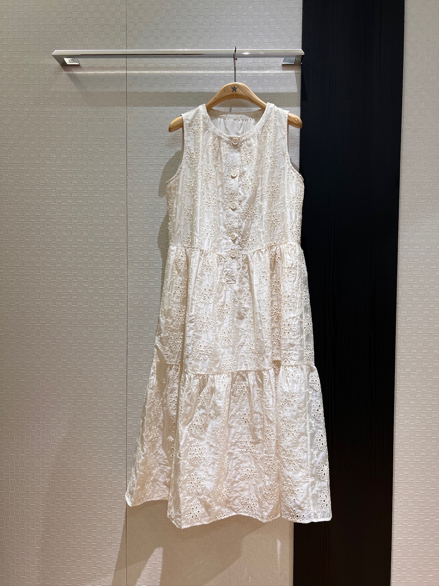 NO:424919,New hollow embroidery spliced ​​round neck sleeveless dress vacation style A-line doll long skirt spliced ​​design lazy and age-reducing SML, skirts, alexander wang19860909新款镂空刺绣拼接圆领无袖连衣裙度假风 A字娃娃长裙 拼接设计 两侧口袋慵懒减龄 SML,,skirts,alexander wang,Women's clothing