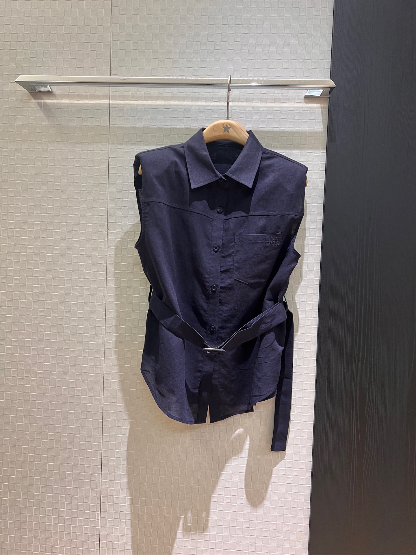 NO:424930,New pocket embroidered logo badge shoulder pad linen sleeveless shirt, paired with belt waist slimming, sweet and cool, cool and handsome, commuting, capable dark blue light blue white SML,,alexander wang19860909新款来袭口袋刺绣logo徽章垫肩亚麻无袖衬衣 搭配腰带收腰显瘦甜酷帅气 通勤干练深蓝浅蓝白色 SML,,alexander wang,Women's clothing