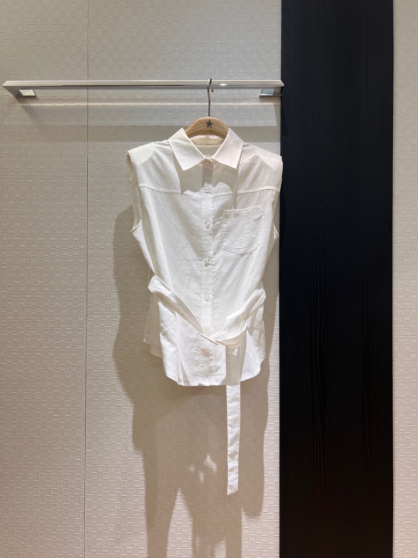 NO:424955,New pocket embroidered logo badge shoulder pad linen sleeveless shirt, paired with belt waist slimming, sweet and cool, cool and handsome, commuting, capable dark blue light blue white SML,,alexander wang19860909新款来袭口袋刺绣logo徽章垫肩亚麻无袖衬衣 搭配腰带收腰显瘦甜酷帅气 通勤干练深蓝浅蓝白色 SML,,alexander wang,Women's clothing