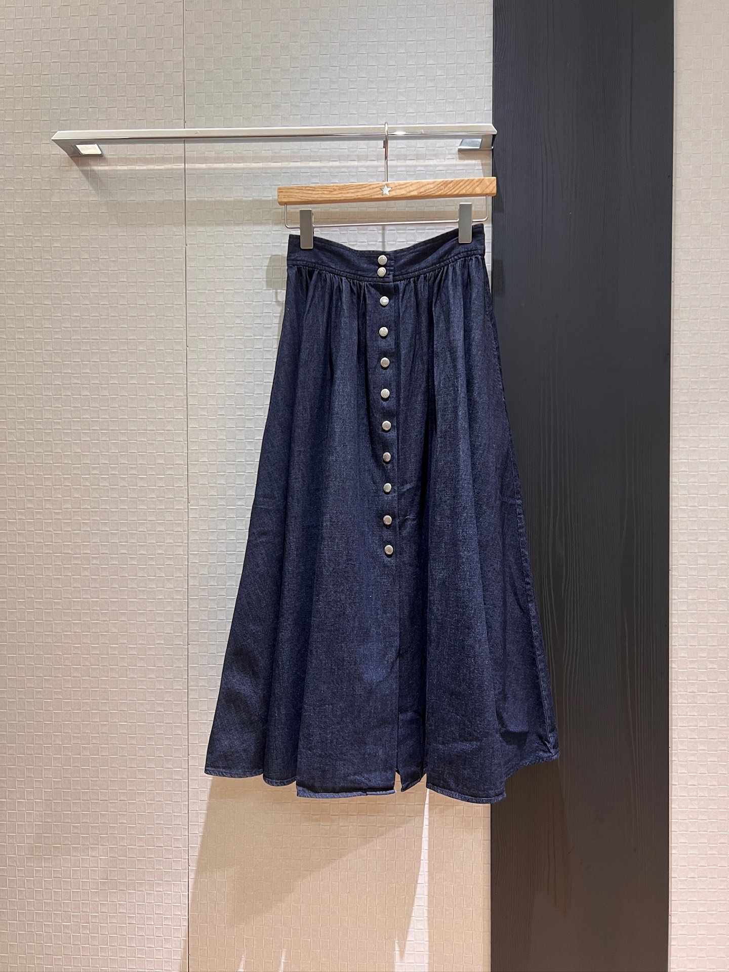 NO:750774,The new model recommends the French-breasted design denim skirt with wide swing. There are pockets on both sides of the skirt. Simple and casual. Versatile vacation style to reduce age. SML,,skirts,19860909新款推荐法式排扣设计牛仔大摆伞裙 半裙两侧有口袋 简单休闲 度假百搭气质减龄 SML,,skirts,,Women's clothing