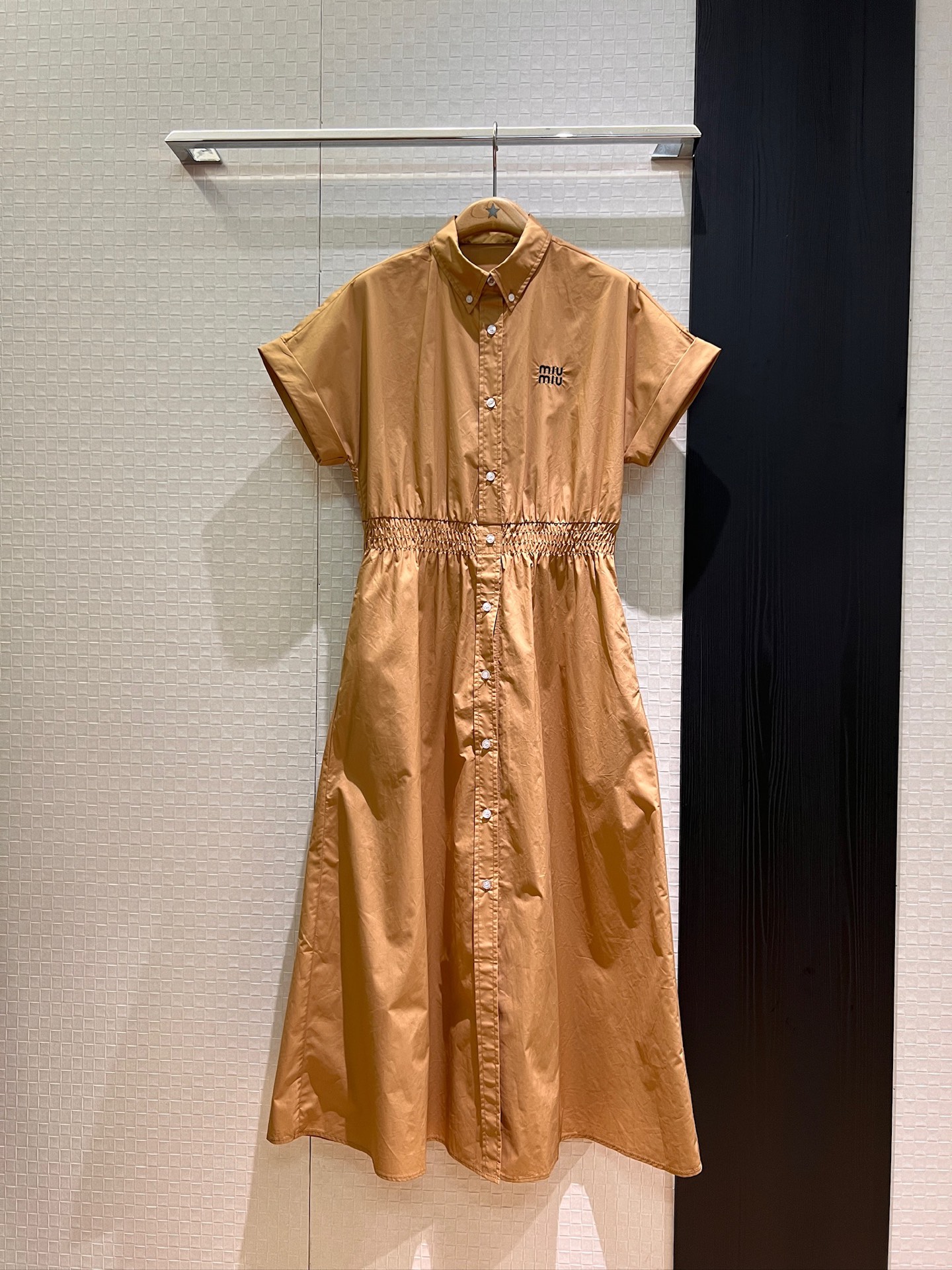 NO:804415,Recommended new models: embroidered logo letter lapels, rolled hems, dropped shoulder sleeves, buttoned dresses with elastic waist design, pockets on both sides, a must-have for miu-style wear, khaki stripes, SML,,miumiu,skirts,19860909新款推荐刺绣logo字母翻领卷边落肩袖 排扣连衣裙打揽松紧收腰设计 两侧口袋miu式穿搭必备 卡其条纹 SML,,miumiu,skirts,,Women's clothing