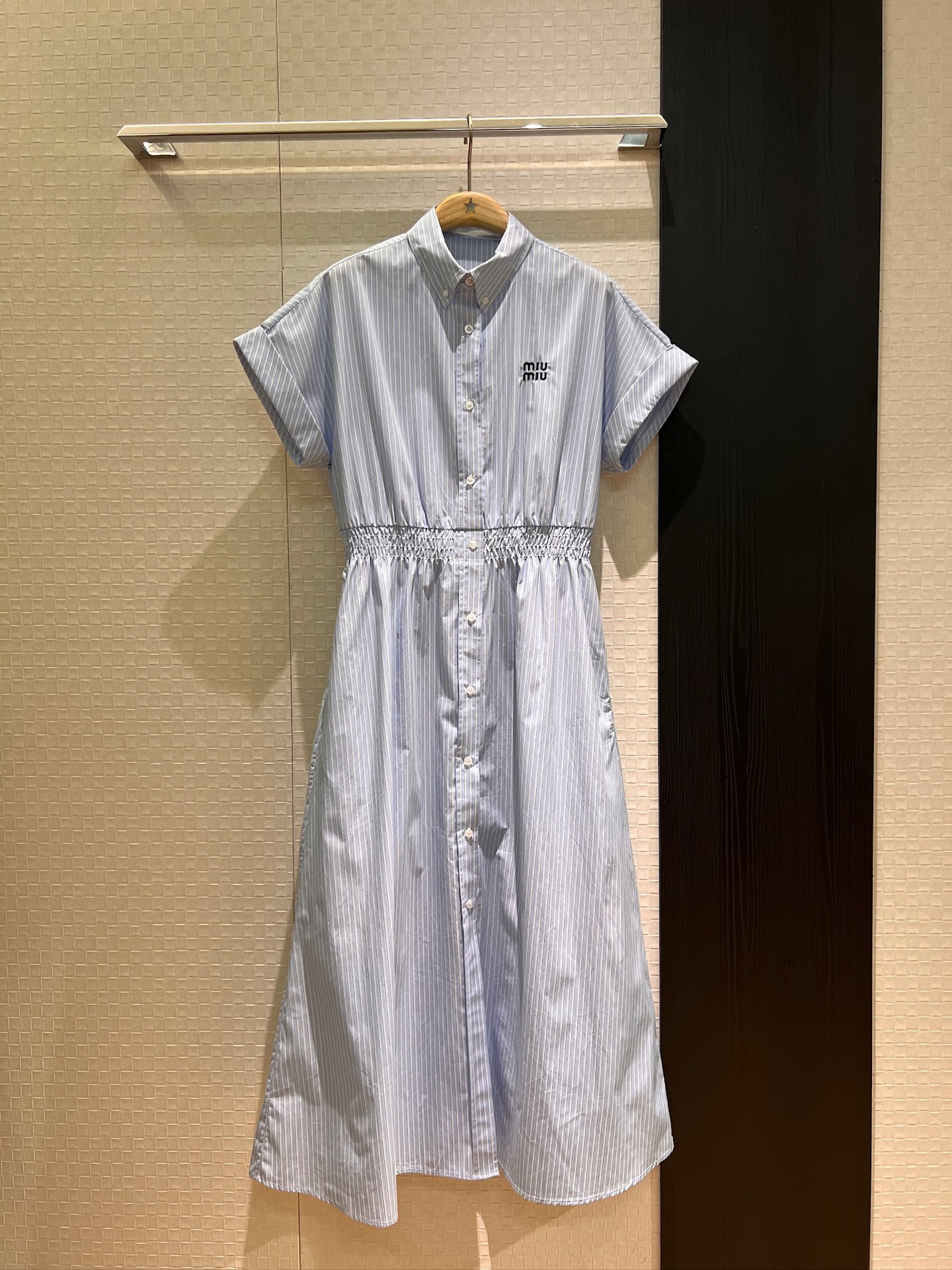 NO:804411,Recommended new models: embroidered logo letter lapels, rolled hems, dropped shoulder sleeves, buttoned dresses with elastic waist design, pockets on both sides, a must-have for miu-style wear, khaki stripes, SML,,miumiu,skirts,19860909新款推荐刺绣logo字母翻领卷边落肩袖 排扣连衣裙打揽松紧收腰设计 两侧口袋miu式穿搭必备 卡其条纹 SML,,miumiu,skirts,,Women's clothing