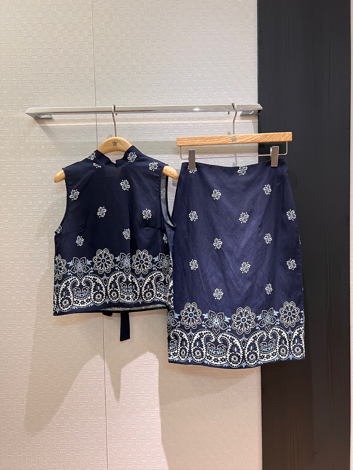 NO:418183,New holiday ethnic printed linen set, small turtleneck bow decorative sleeveless vest top hip skirt, temperament and casual, beach essential dark blue white SML, skirts, alexander wang19860909新款度假民族风印花亚麻套装 小高领系蝴蝶结装饰无袖背心上衣包臀半裙 气质休闲 沙滩必备深蓝白色 SML,,skirts,alexander wang,Women's clothing