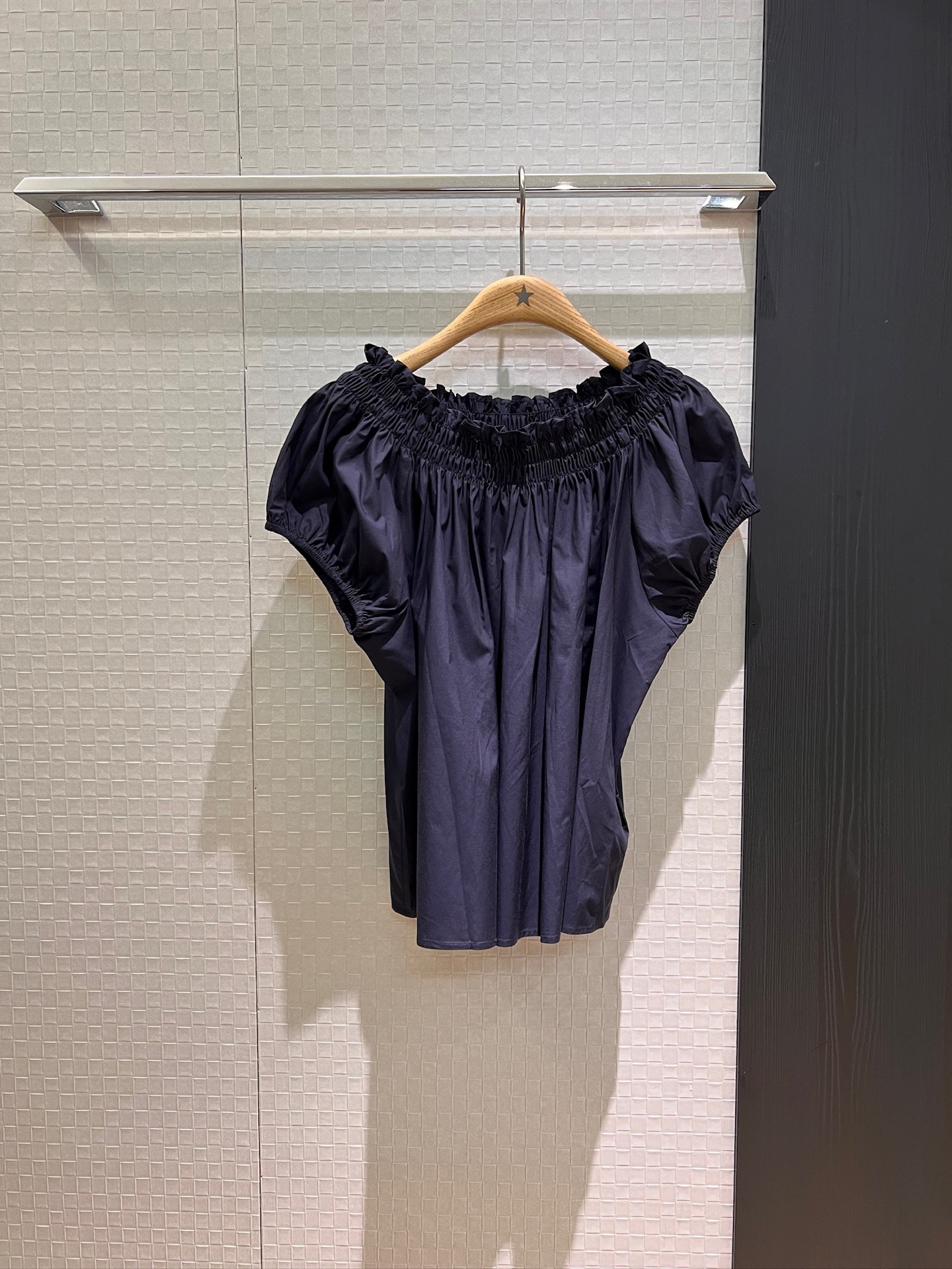 NO:418235,New style of a necklace off-sleeved top, cotton fabric loose and casual, age-reducing versatile vacation lazy, dark blue and white SML, alexander wang19860909新款打揽一字领露肩包袖上衣 棉质面料宽松休闲 减龄百搭度假慵懒 深蓝白色 SML,,alexander wang,Women's clothing