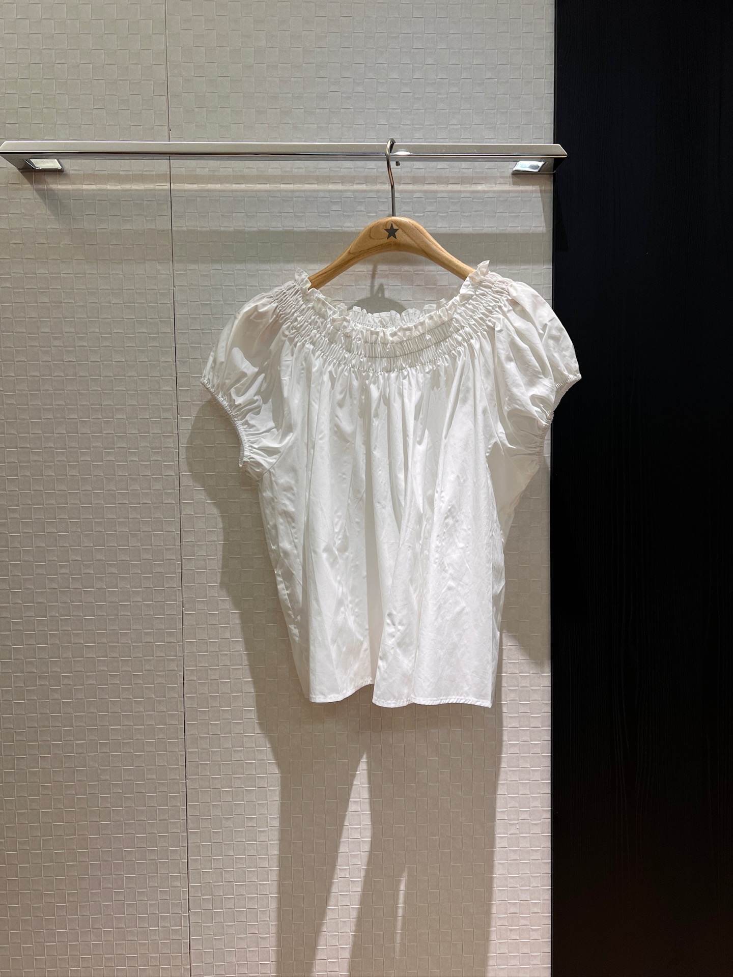 NO:418251,New style of a necklace off-sleeved top, cotton fabric loose and casual, age-reducing versatile vacation lazy, dark blue and white SML, alexander wang19860909新款打揽一字领露肩包袖上衣 棉质面料宽松休闲 减龄百搭度假慵懒 深蓝白色 SML,,alexander wang,Women's clothing