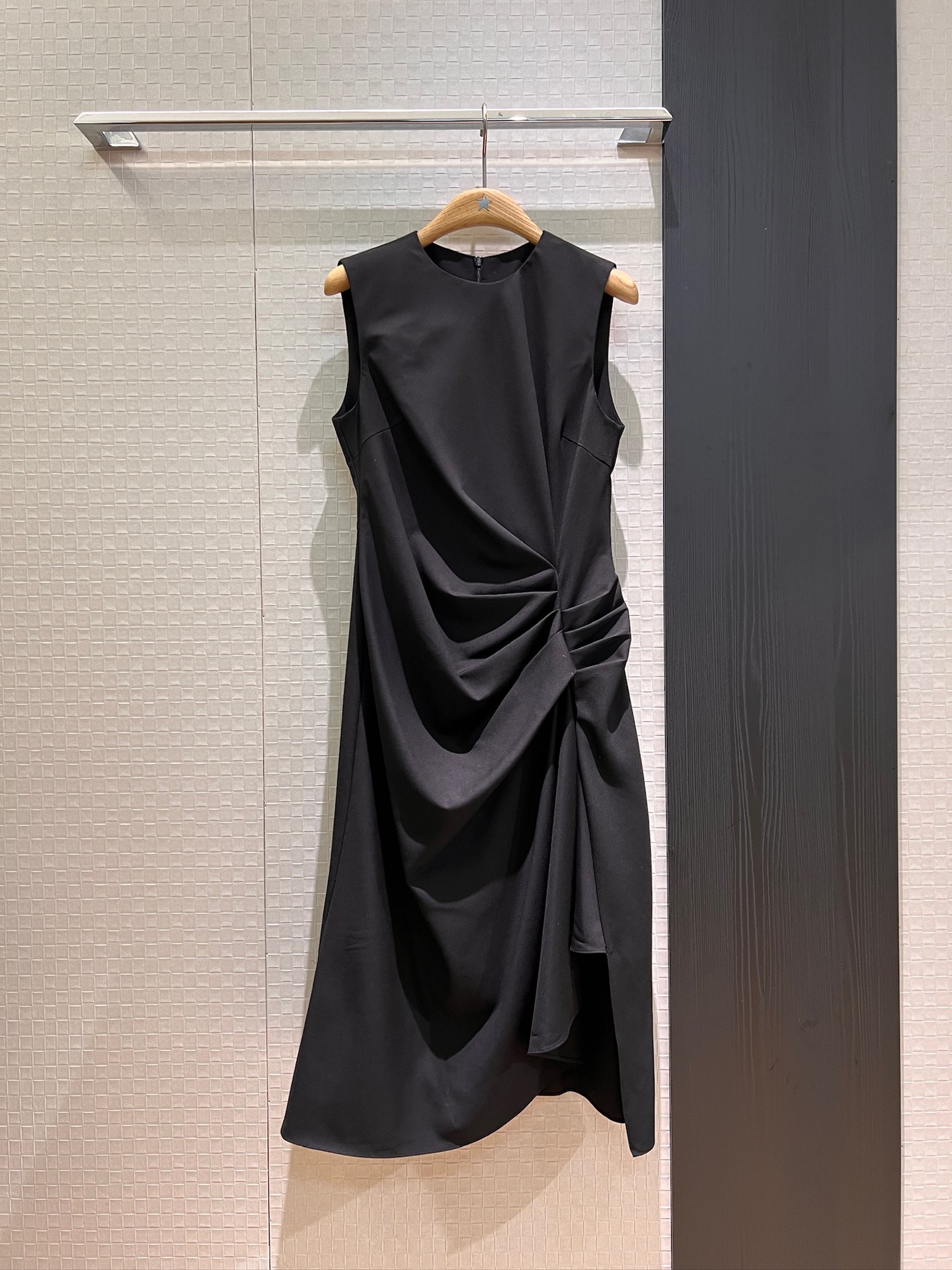 NO:418299,New French simple sleeveless vest pleated dress wrinkled waist and covers flesh, irregular skirt slim and slim, temperament commuting SML, skirts, alexander wang19860909新款来袭法式简约无袖背心褶皱连衣裙皱褶收腰遮肉 不规则裙摆修身显瘦 气质通勤 SML,,skirts,alexander wang,Women's clothing