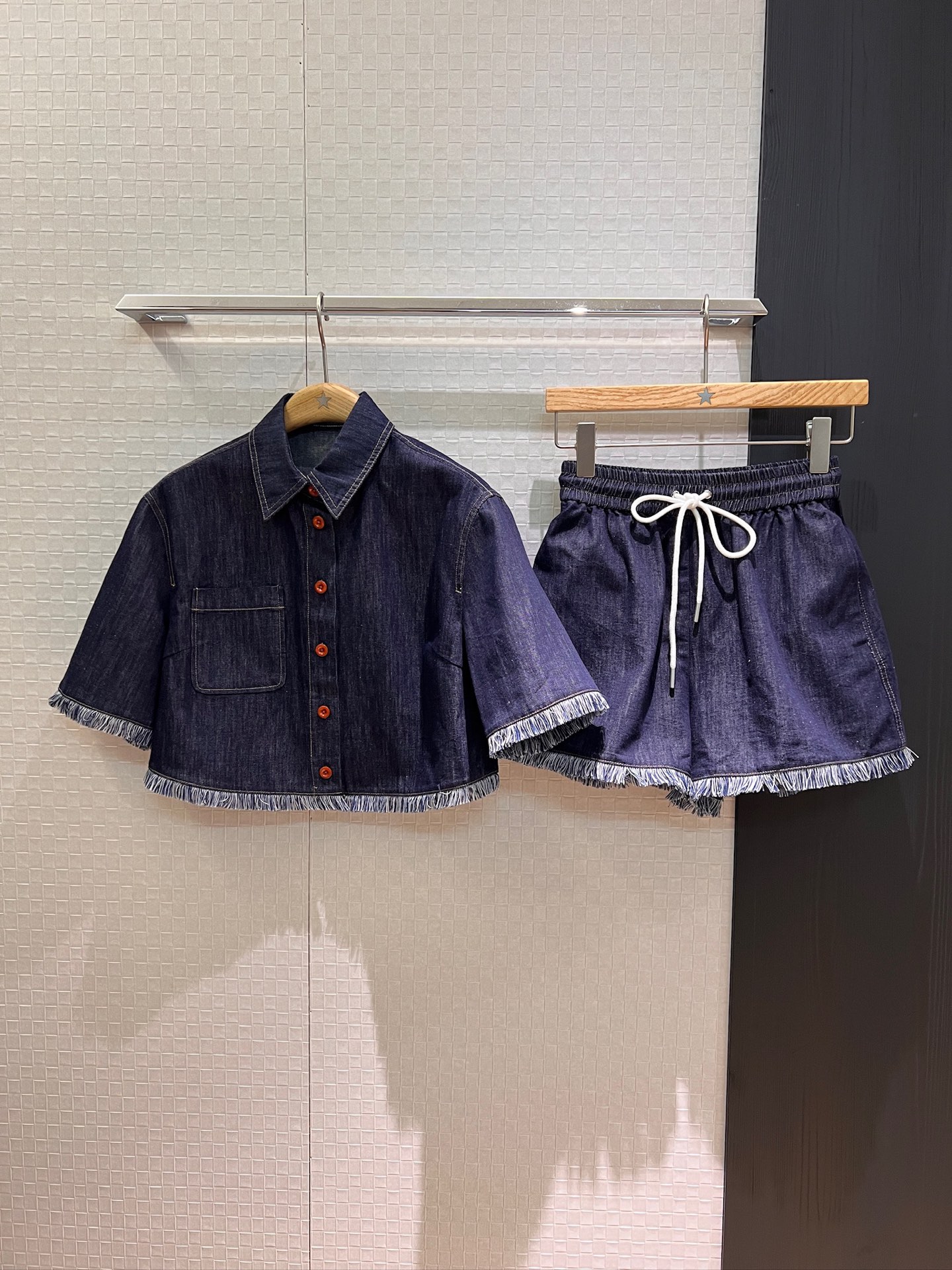 NO:418272,New handmade furry fringed denim shorts elastic waist straps casual and versatile, essential for age reduction, SML, shorts, alexander wang19860909新款手工拉毛流苏边牛仔短裤松紧腰系带 休闲百搭 减龄必备SML,,shorts,alexander wang,Women's clothing