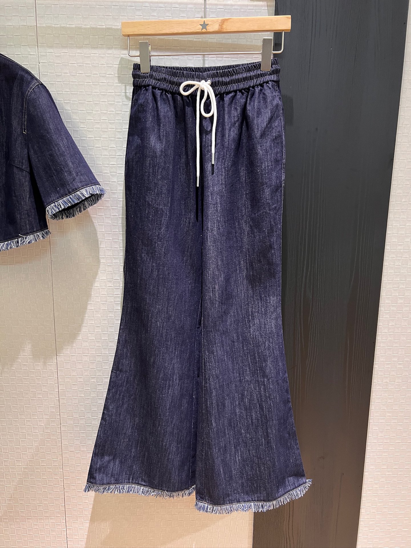 NO:418326,New handmade furry fringed denim bell-bottom pants, wide-leg pants elastic waist straps, casual and versatile, essential SML for age reduction, alexander wang19860909新款手工拉毛流苏边牛仔喇叭裤 阔腿裤松紧腰系带 休闲百搭 减龄必备SML,,alexander wang,Women's clothing
