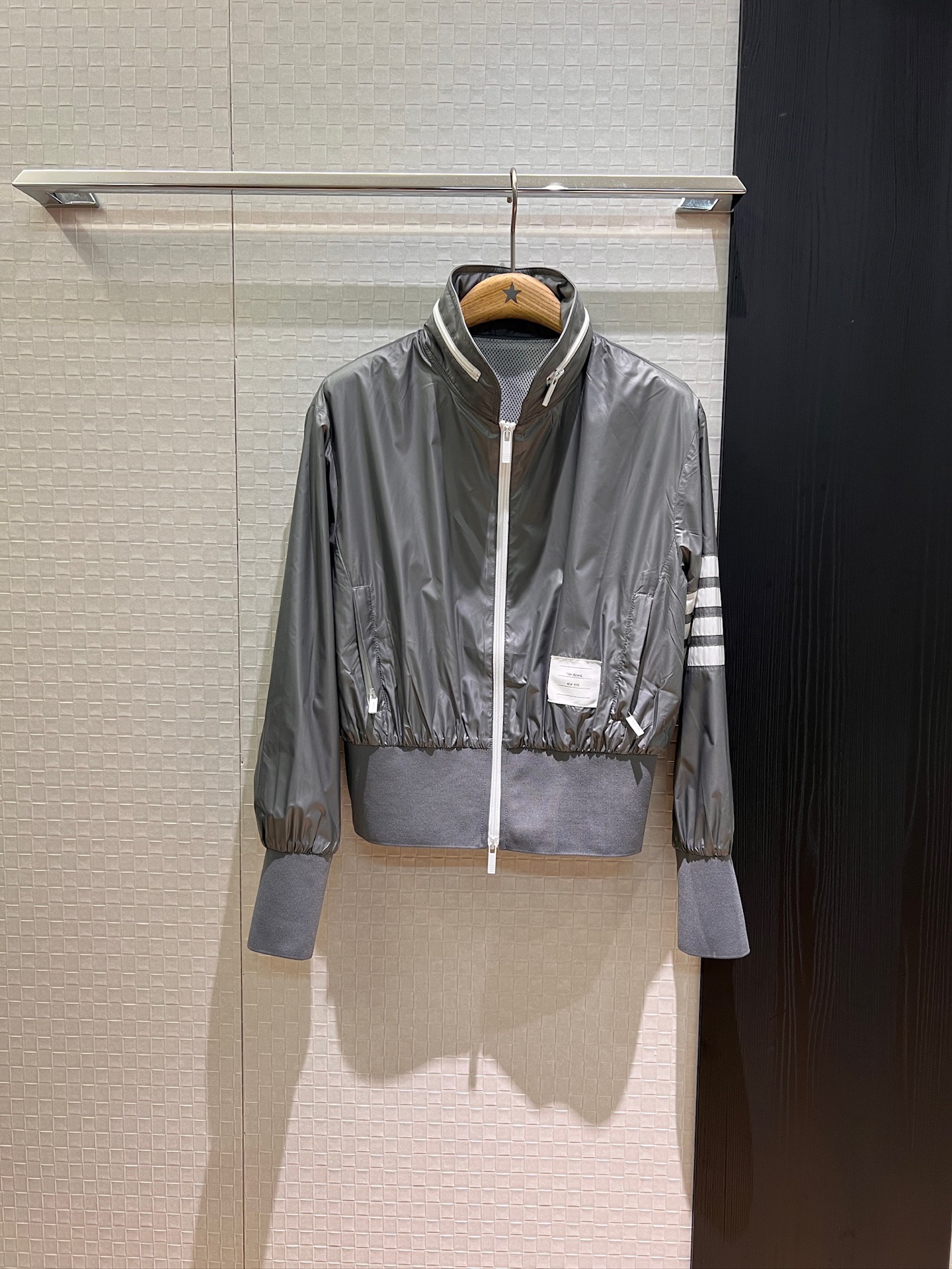 NO:418314,New TB stand-up collar hooded nylon jacket, sunscreen windbreaker hat can be stored, wide ribbed waist, two side pocket sleeves, classic four-bar hardware accessories mold opening, casual and versatile SML,, jackets & coats, jackets & coats,hats,alexander wang19860909新款来袭TB立领连帽尼龙外套夹克 防晒风衣帽子可收纳 下摆宽罗纹收腰 两侧口袋袖子经典四条杠 五金配件开模 休闲百搭 SML,,jackets & coats,jackets & coats,hats,alexander wang,Women's clothing