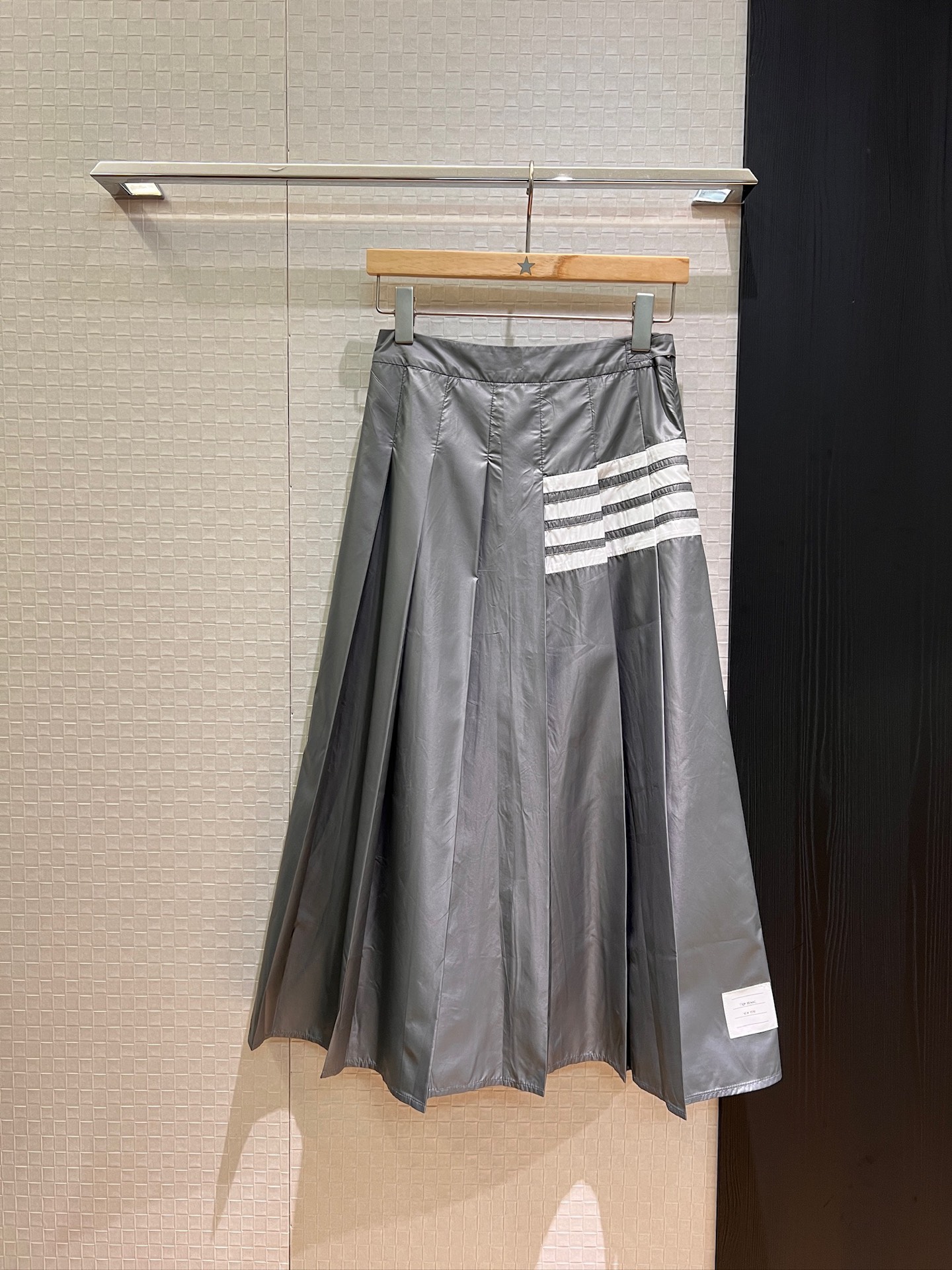 NO:418327,New style is coming nylon four-bar pleated long skirt classic red, white and blue webbing decoration college style casual age-reducing SML, skirts, alexander wang19860909新款来袭尼龙四条杠百褶长半裙经典红白蓝织带装饰 学院风休闲减龄 SML,,skirts,alexander wang,Women's clothing