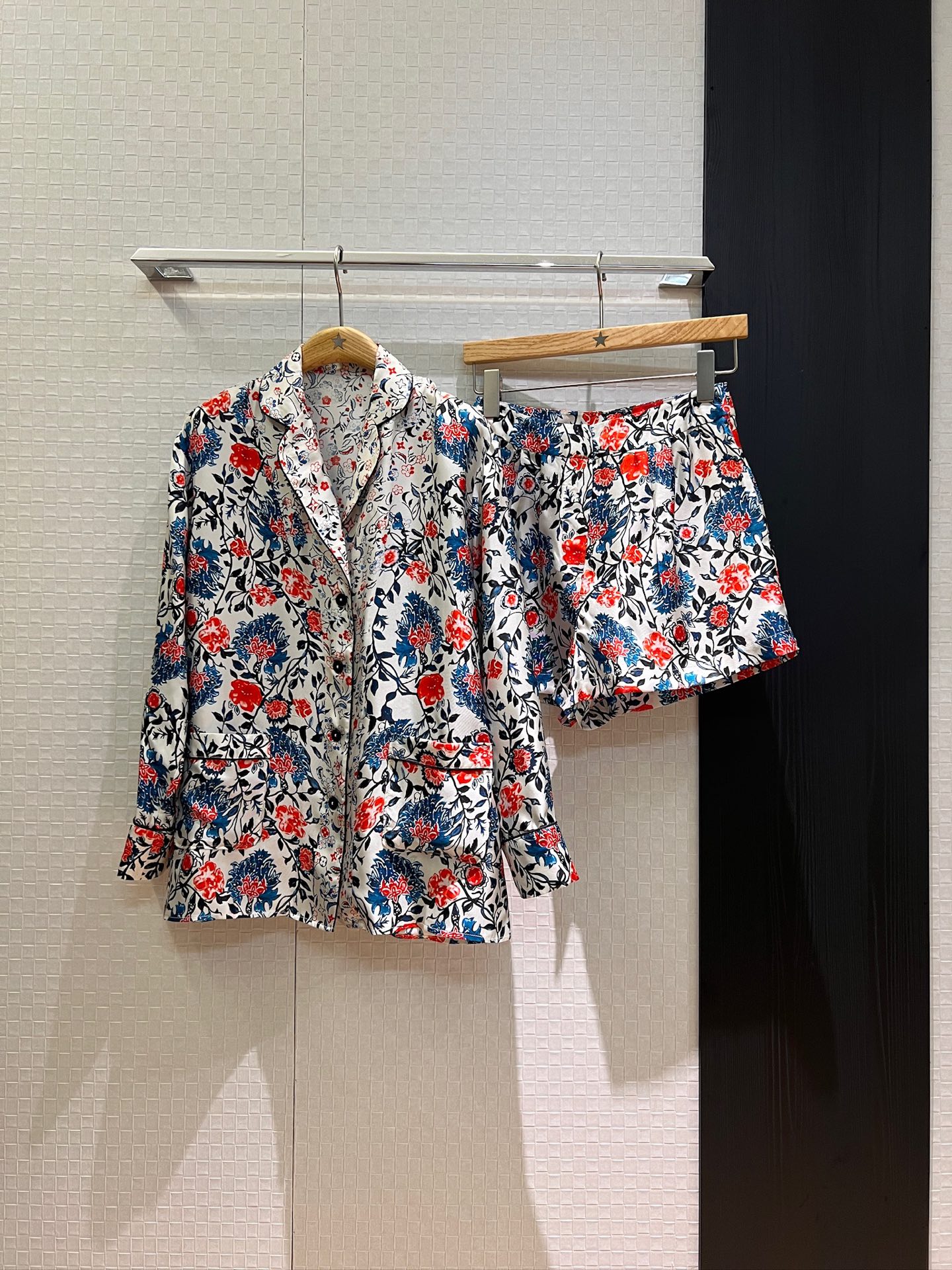 NO:418300,Shirt, pants, same style as Zhong Chuxi, floral positioning printed spliced ​​silk twill shirt, floral silk shorts, A-line wide-leg shorts, pockets on both sides, lazy vacation, temperament and age-reducing, can be worn in one set or separately S-XL,, shorts, real silk, alexander wang19860909衬衣 裤子新款钟楚曦同款 碎花定位印花拼接真丝斜纹衬衣碎花真丝短裤A字阔腿短裤 两侧有口袋 慵懒度假 气质减龄 可一套或分开搭 S-XL,,shorts,real silk,alexander wang,Women's clothing