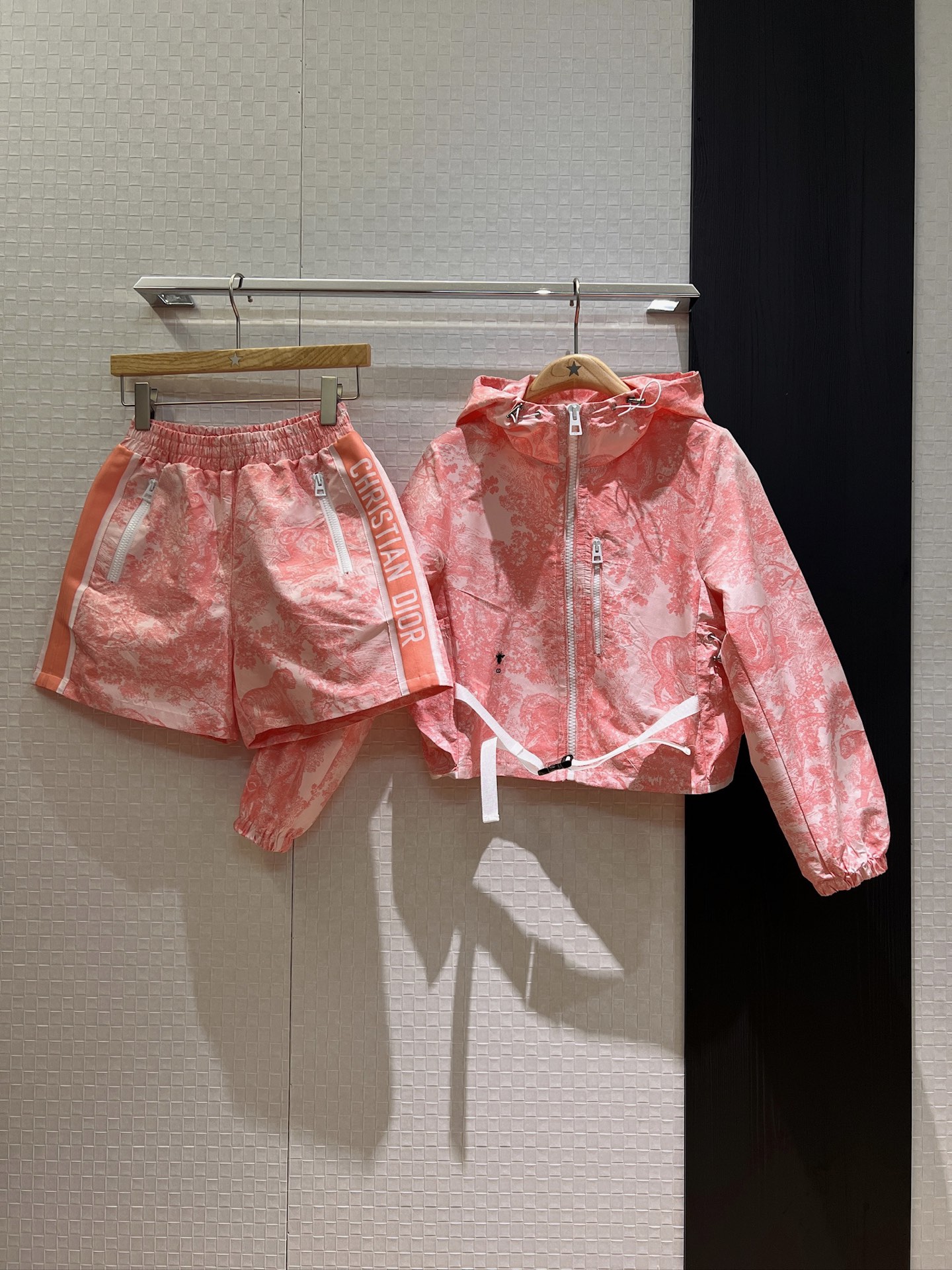 NO:419932,New classic jacquard hooded windbreaker, loose belt-fitting jacket, CD bee embroidered hat, non-removable, drawstring pocket decoration on both sides, classic logo webbing decoration, fashionable and casual, age-reducing essentials, can be worn with the same series of shorts SML, shorts, jackets & coats,hats,alexander wang19860909新款经典茹伊提花连帽风衣 宽松可系腰带调节外套 CD小蜜蜂刺绣帽子不可拆卸 两侧抽绳口袋装饰 背后经典logo织带装饰时尚休闲 减龄必备 可搭同系列短裤 SML,,shorts,jackets & coats,hats,alexander wang,Women's clothing