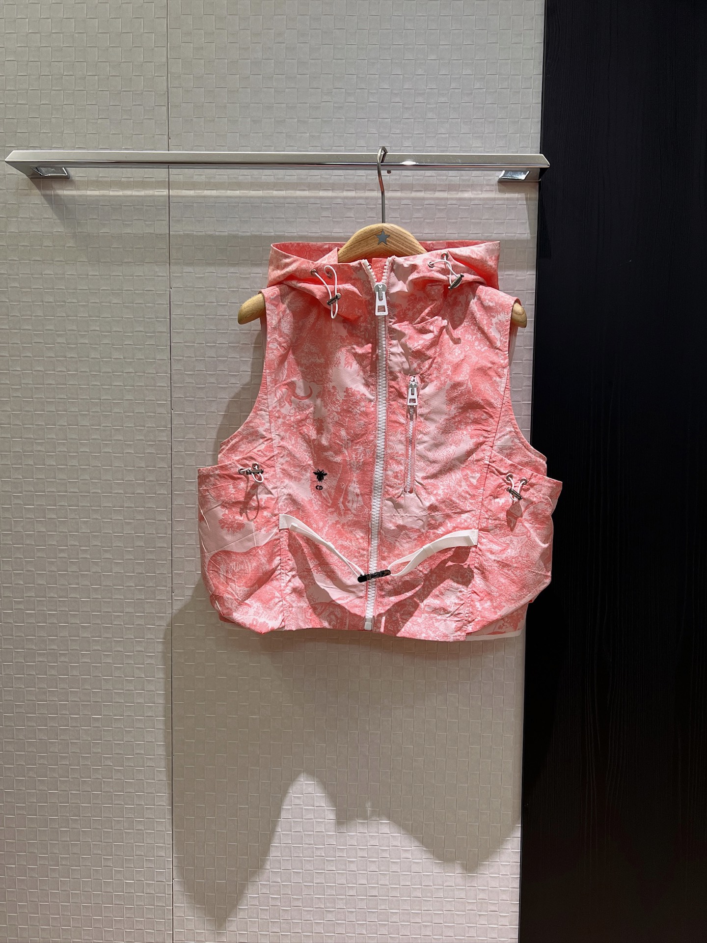 NO:419950,Vest, new classic jacquard hooded short vest with the same shorts, spliced ​​logo webbing behind the shorts, classic casual, fashionable and versatile SML, shorts, hats, alexander wang19860909马甲 短裤新款经典茹伊提花连帽短款马甲搭配同款短裤背后拼接logo织带 经典休闲 时尚百搭 SML,,shorts,hats,alexander wang,Women's clothing