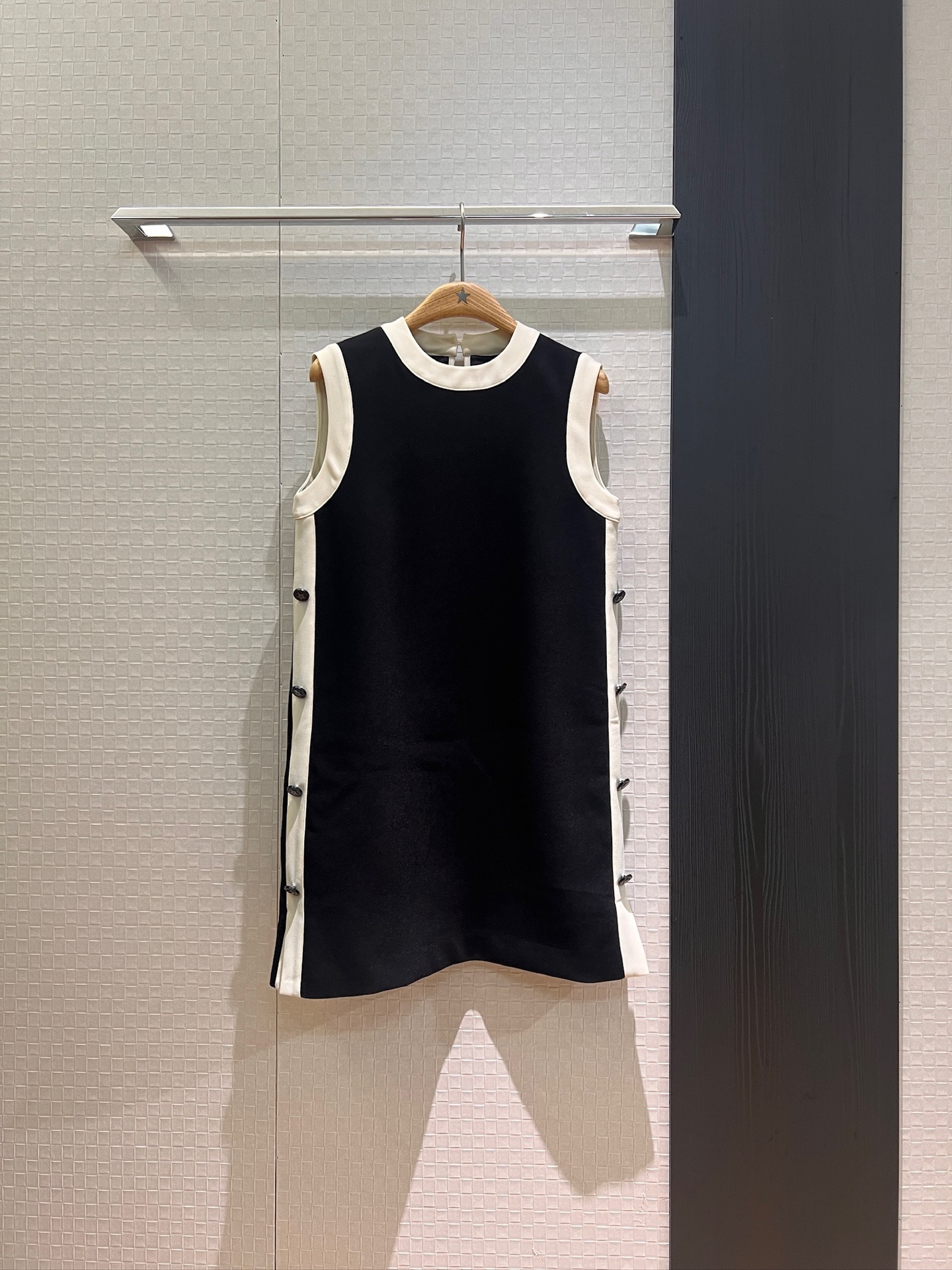NO:419984,New French simple straight-tube design Black and white contrasting sleeveless vest dress with lucky star-breasted decoration on both sides, fashionable and casual, age-reducing and not picky about people SML, skirts, alexander wang19860909新款法式简约直筒设计 黑白撞色无袖背心连衣裙两侧幸运星排扣装饰 时尚休闲 减龄不挑人 SML,,skirts,alexander wang,Women's clothing