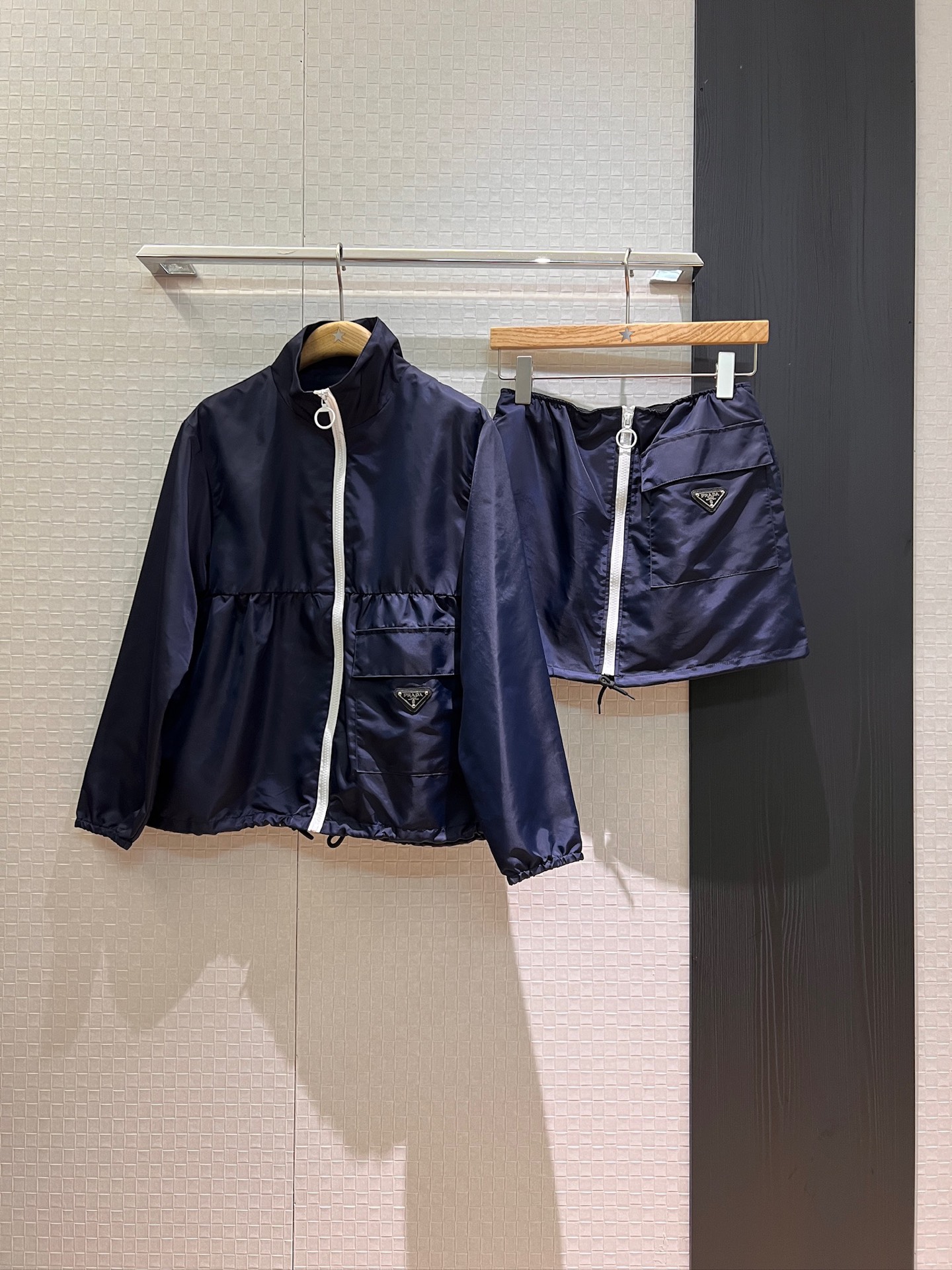 NO:419912,Jacket Skirt New Triangle Badge Stand Collar Doll Edition Nylon Jacket Trench Coat Stretch Waist Zipper Design Nylon Skirt Square Large Pocket Hem Drawstring Design Casual Fashion Dark Blue Khaki SML, Skirts, Jackets & Coats,alexander wang19860909外套 半裙新款三角徽章 立领娃娃版尼龙外套风衣弹力腰拉链设计尼龙半裙方形大口袋 下摆抽绳设计 休闲时尚 深蓝卡其 SML,,skirts,jackets & coats,alexander wang,Women's clothing