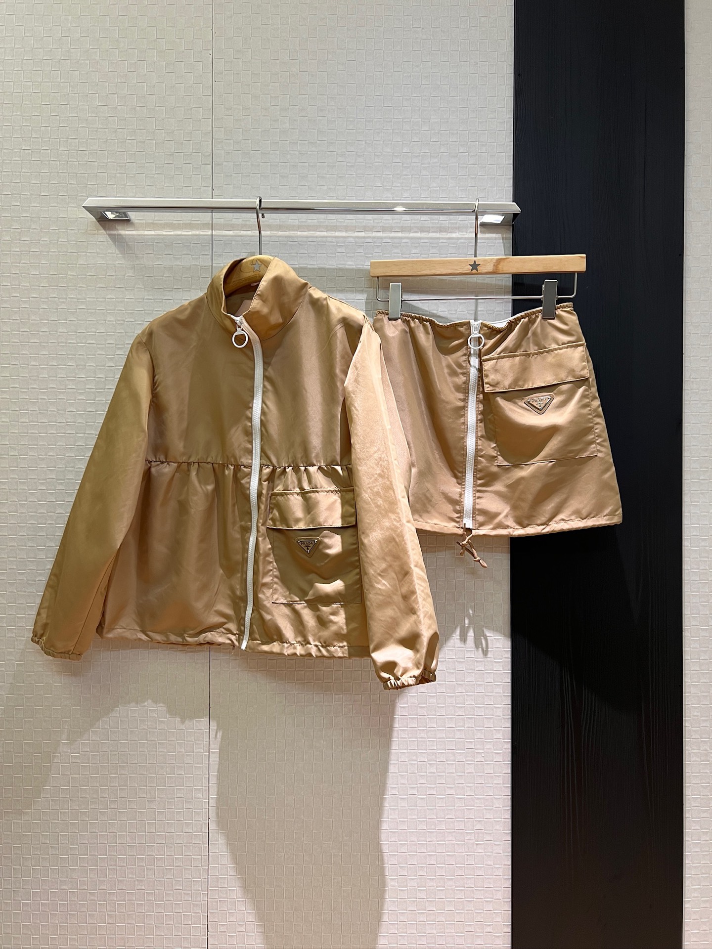 NO:419934,Jacket Skirt New Triangle Badge Stand Collar Doll Edition Nylon Jacket Trench Coat Stretch Waist Zipper Design Nylon Skirt Square Large Pocket Hem Drawstring Design Casual Fashion Dark Blue Khaki SML, Skirts, Jackets & Coats,alexander wang19860909外套 半裙新款三角徽章 立领娃娃版尼龙外套风衣弹力腰拉链设计尼龙半裙方形大口袋 下摆抽绳设计 休闲时尚 深蓝卡其 SML,,skirts,jackets & coats,alexander wang,Women's clothing