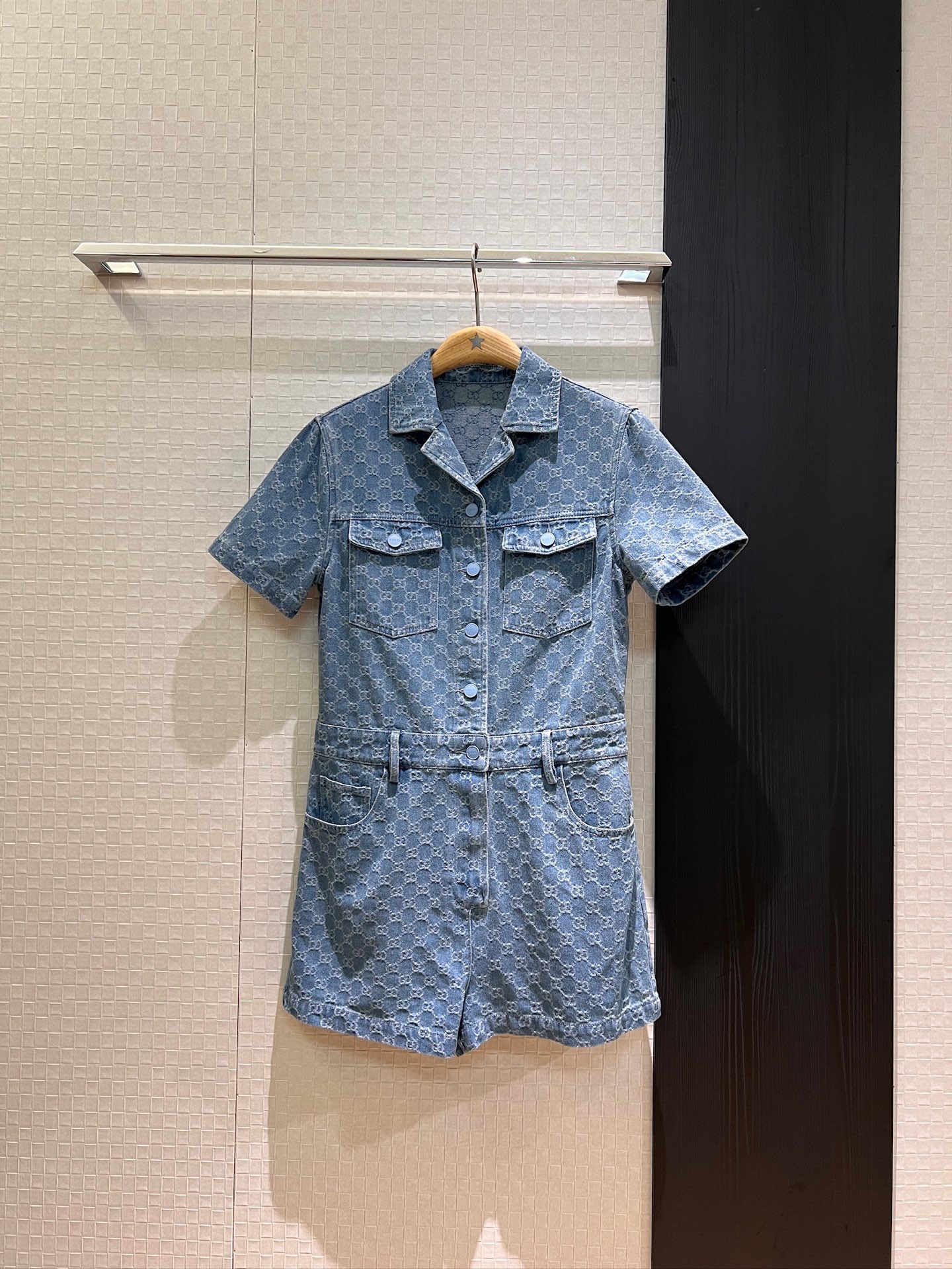 NO:419952,New double G jacquard denim lapel shorts, light blue straight-tipped loose and casual, red logo leather label on chest pocket decoration, essential for age reduction SML, shorts, alexander wang19860909新款双G提花牛仔翻领连体短裤 洗水浅蓝直筒宽松休闲 胸前口袋装饰红色logo皮标 减龄必备 SML,,shorts,alexander wang,Women's clothing