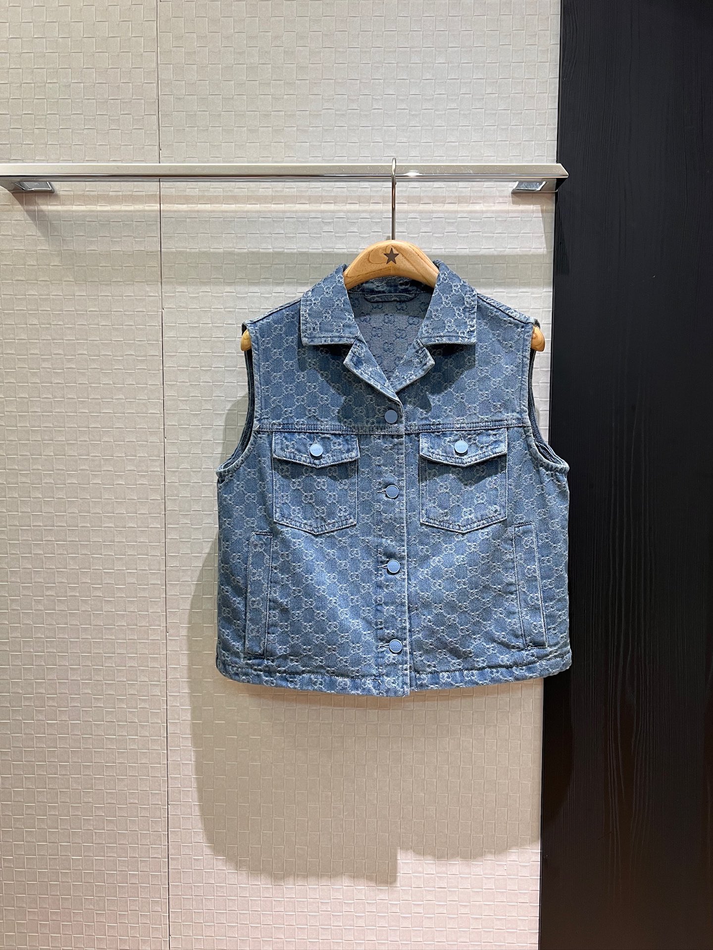 NO:419970,New double G jacquard shallow water denim vest can be worn with the same denim shorts loose and casual hardware accessories open mold red logo leather logo sweet and cool versatile, essential for age reduction SML, shorts, alexander wang19860909新款双G提花浅水牛仔马甲 可搭同款牛仔短裤宽松休闲 五金配件开模红色logo皮标 甜酷百搭 减龄必备 SML,,shorts,alexander wang,Women's clothing