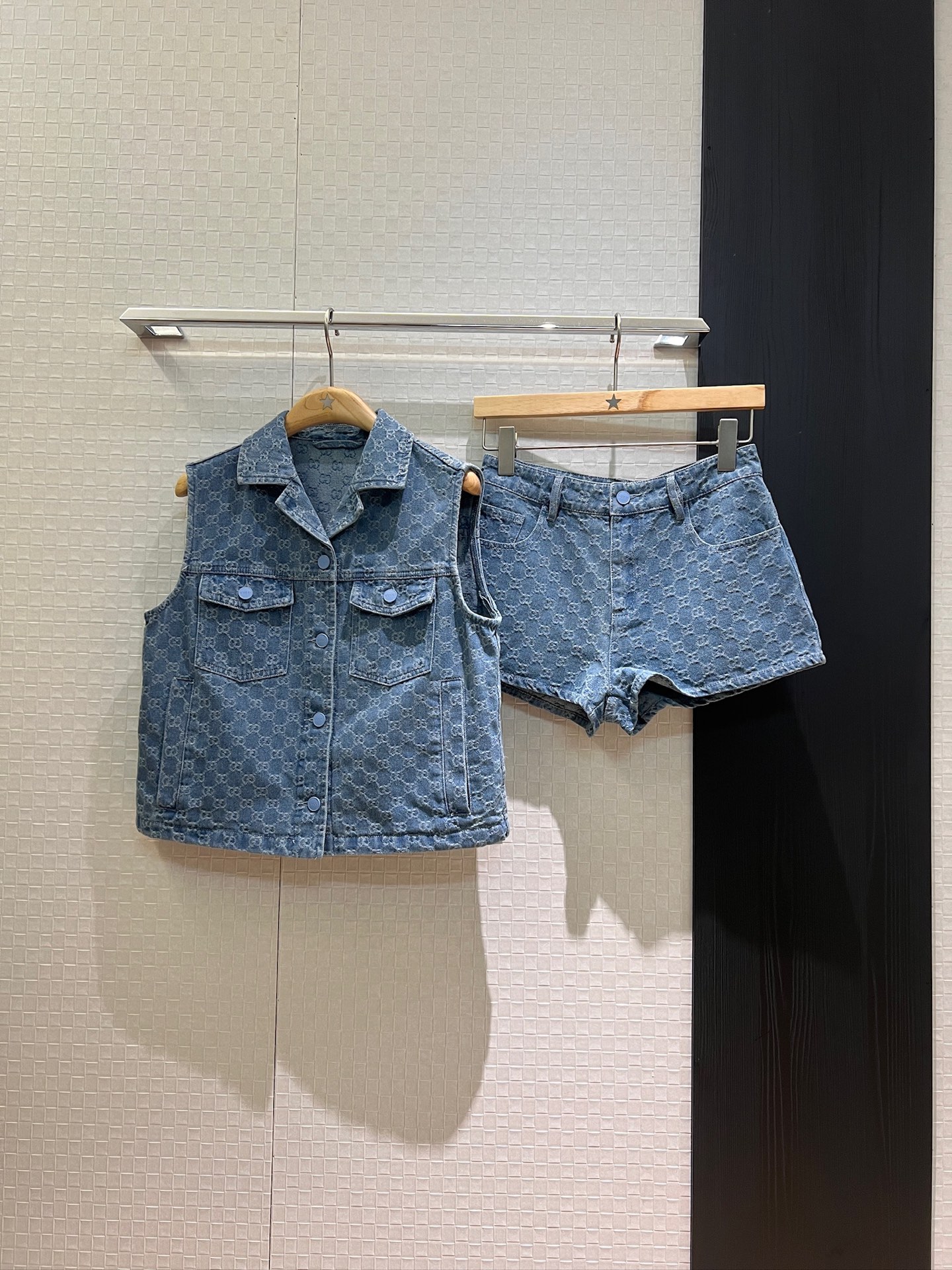 NO:419988,New red leather label decorative double G jacquard denim shorts vacation age-reducing hardware accessories mold opening slim fit and slim can be worn with the same vest SML, shorts, alexander wang19860909新款红色皮标装饰双G提花牛仔短裤 度假减龄五金配件开模 修身显瘦可搭同款马甲 SML,,shorts,alexander wang,Women's clothing