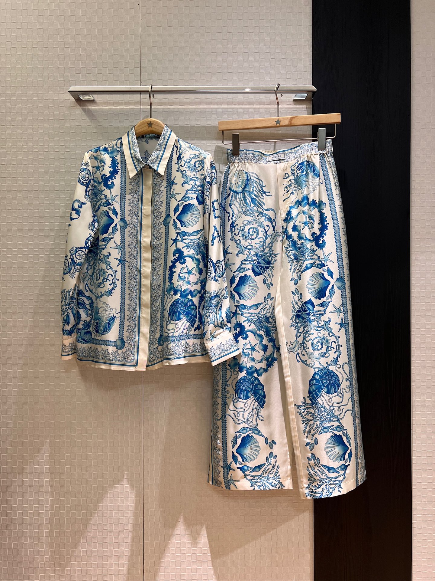 NO:419953,Shirt, pants, new style, starfish, shell positioning, silk twill shirt, positioning, silk wide-leg pants, elastic waist, pockets on both sides, Medusa buttons, logo label decoration, temperament and age-reducing, can be worn in one set or separately, yellow, blue, pink, S-XL,, real silk, alexander wang19860909衬衣 裤子新款海星贝壳定位印花真丝斜纹衬衣定位花真丝阔腿裤松紧腰 两侧有口袋 美杜莎扣子 logo标签装饰 气质减龄 可一套或分开搭 黄色蓝色粉色 S-XL,,real silk,alexander wang,Women's clothing