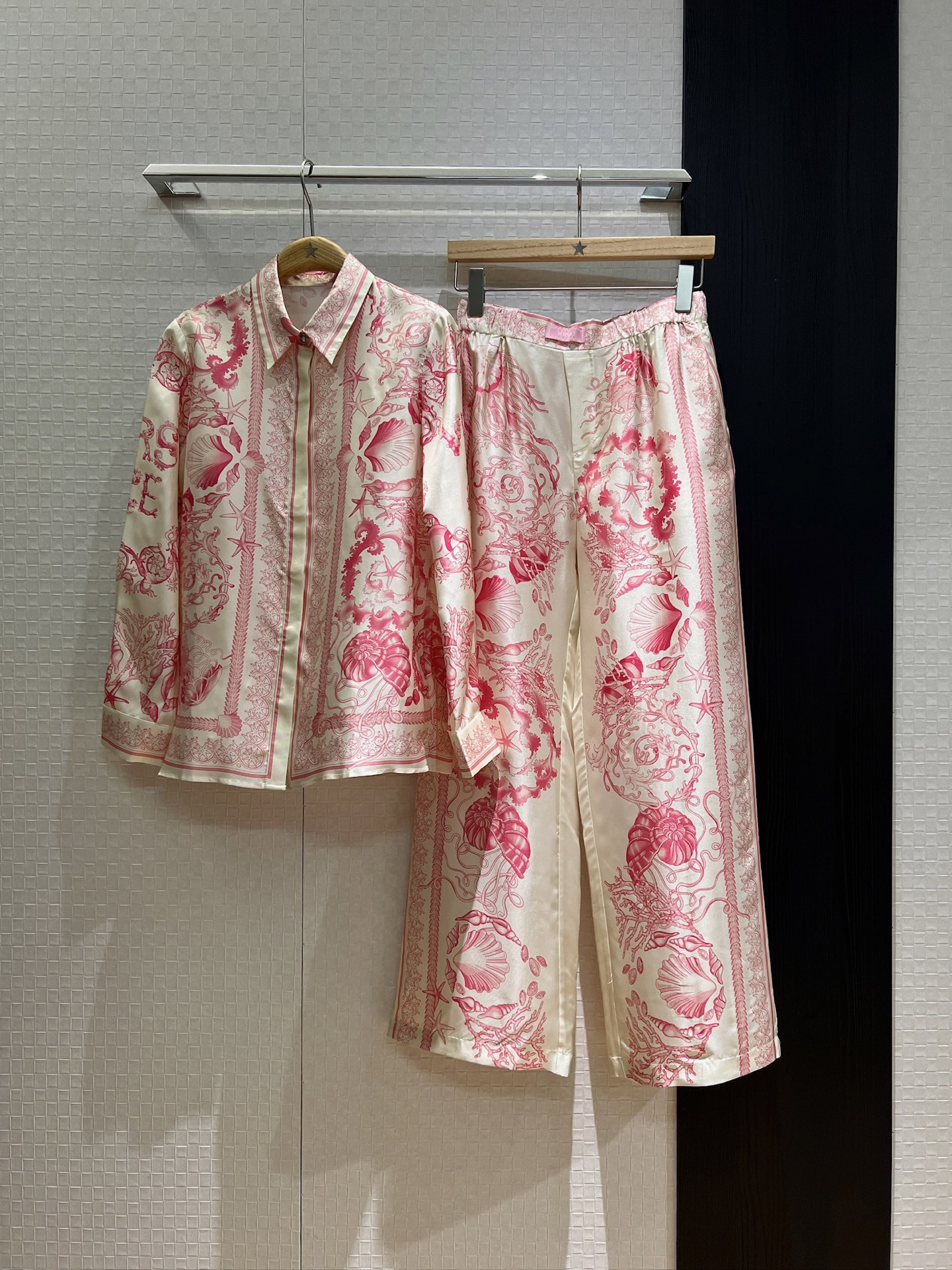 NO:419968,Shirt, pants, new style, starfish, shell positioning, silk twill shirt, positioning, silk wide-leg pants, elastic waist, pockets on both sides, Medusa buttons, logo label decoration, temperament and age-reducing, can be worn in one set or separately, yellow, blue, pink, S-XL,, real silk, alexander wang19860909衬衣 裤子新款海星贝壳定位印花真丝斜纹衬衣定位花真丝阔腿裤松紧腰 两侧有口袋 美杜莎扣子 logo标签装饰 气质减龄 可一套或分开搭 黄色蓝色粉色 S-XL,,real silk,alexander wang,Women's clothing