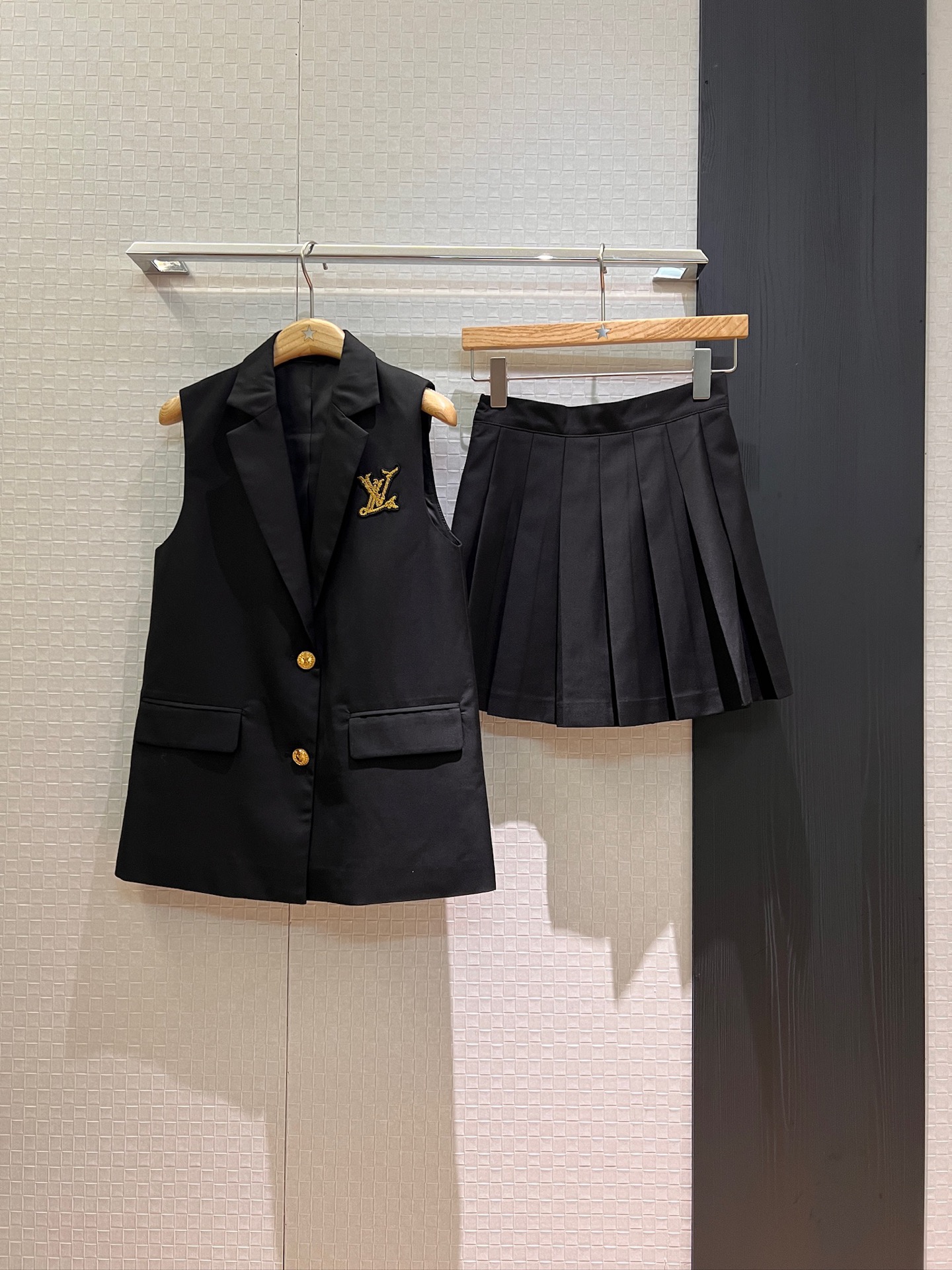NO:419986,New style recommended chest embroidered logo badge vest jacket pleated skirt skirt pants lined shorts two-button design college style sweet and cute age-reducing versatile black and white SML, skirts, shorts, jackets & coats, alexander wang19860909新款推荐胸前刺绣logo徽章马甲外套百褶半裙 裙裤内衬短裤 两扣设计 学院风 甜美可爱 减龄百搭 黑色白色 SML,,skirts,shorts,jackets & coats,alexander wang,Women's clothing