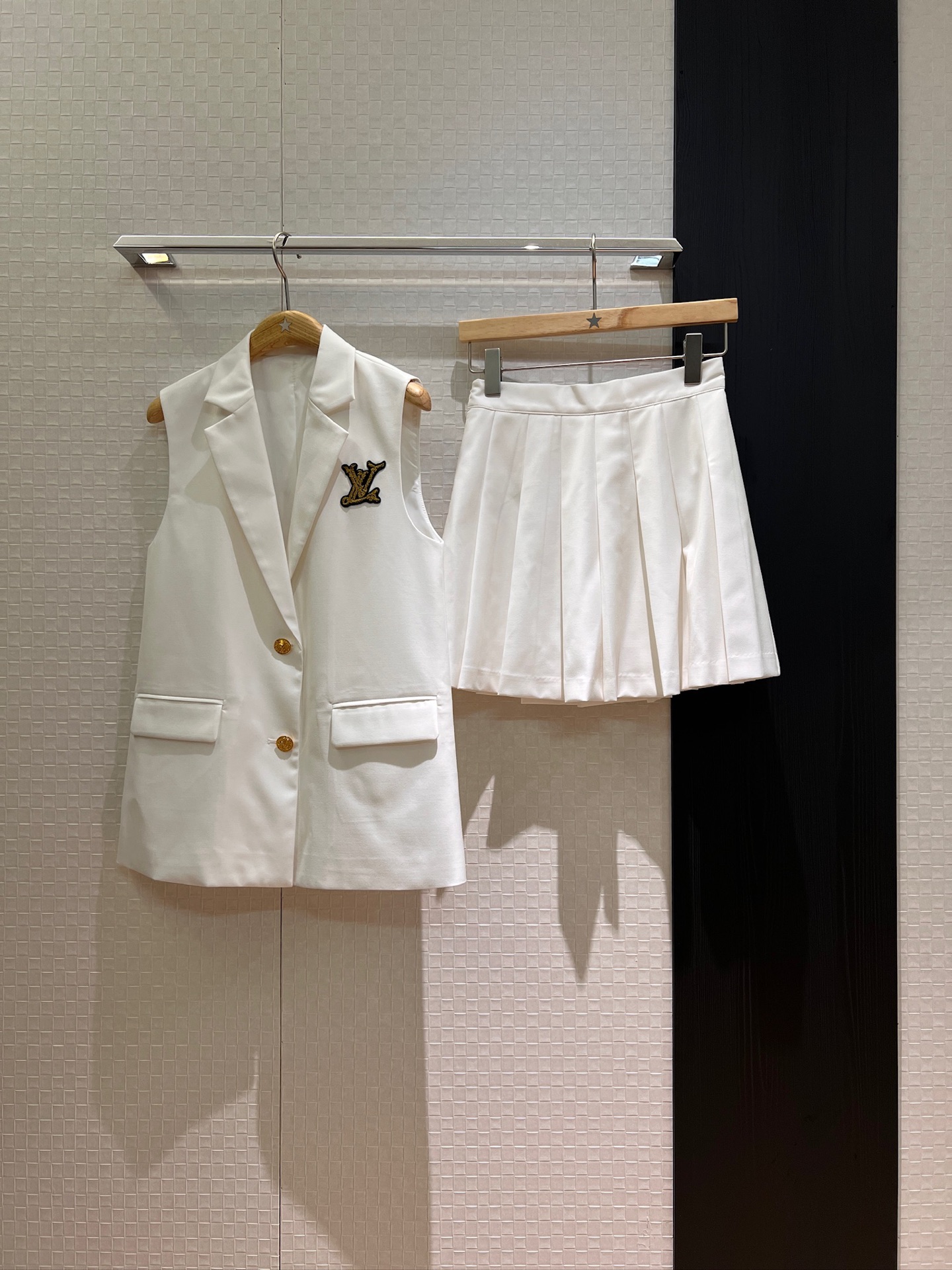 NO:420004,New style recommended chest embroidered logo badge vest jacket pleated skirt skirt pants lined shorts two-button design college style sweet and cute age-reducing versatile black and white SML, skirts, shorts, jackets & coats, alexander wang19860909新款推荐胸前刺绣logo徽章马甲外套百褶半裙 裙裤内衬短裤 两扣设计 学院风 甜美可爱 减龄百搭 黑色白色 SML,,skirts,shorts,jackets & coats,alexander wang,Women's clothing