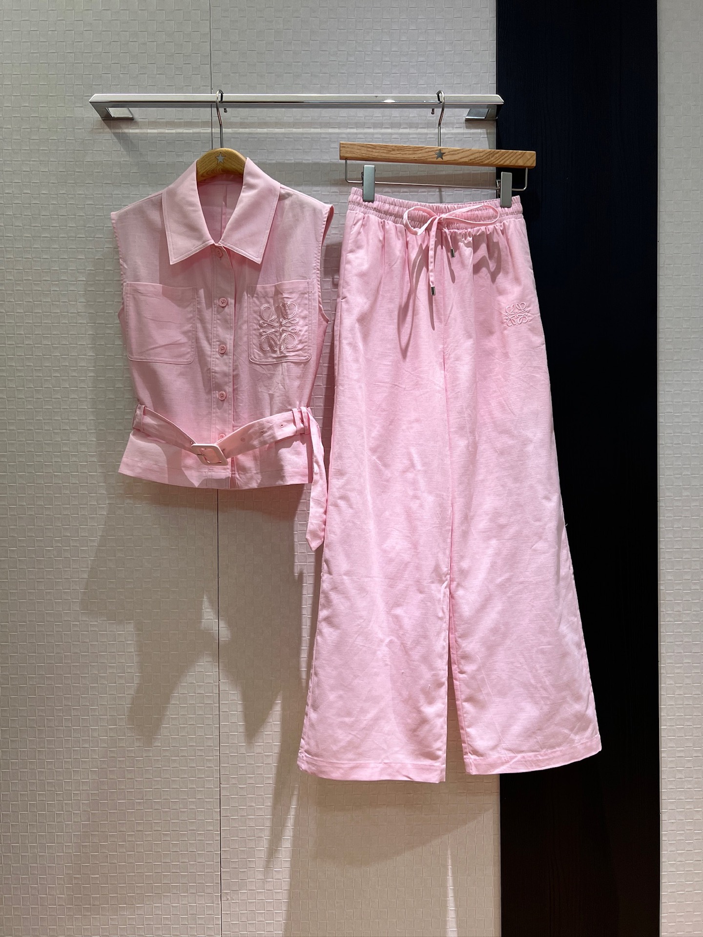 NO:421312,New old style casual suit belted sleeveless shirt with wide-leg pants Classic embroidered logo badge Elastic waist drawstring lace capable and handsome commuting fashionable sweet and cool age-reducing apricot pink SML, alexander wang19860909新款老钱风 休闲套装 系腰带装饰无袖衬衣搭配阔腿裤 经典刺绣logo徽章 松紧腰抽绳系带 干练帅气 通勤时尚甜酷减龄 杏色粉色 SML,,alexander wang,Women's clothing