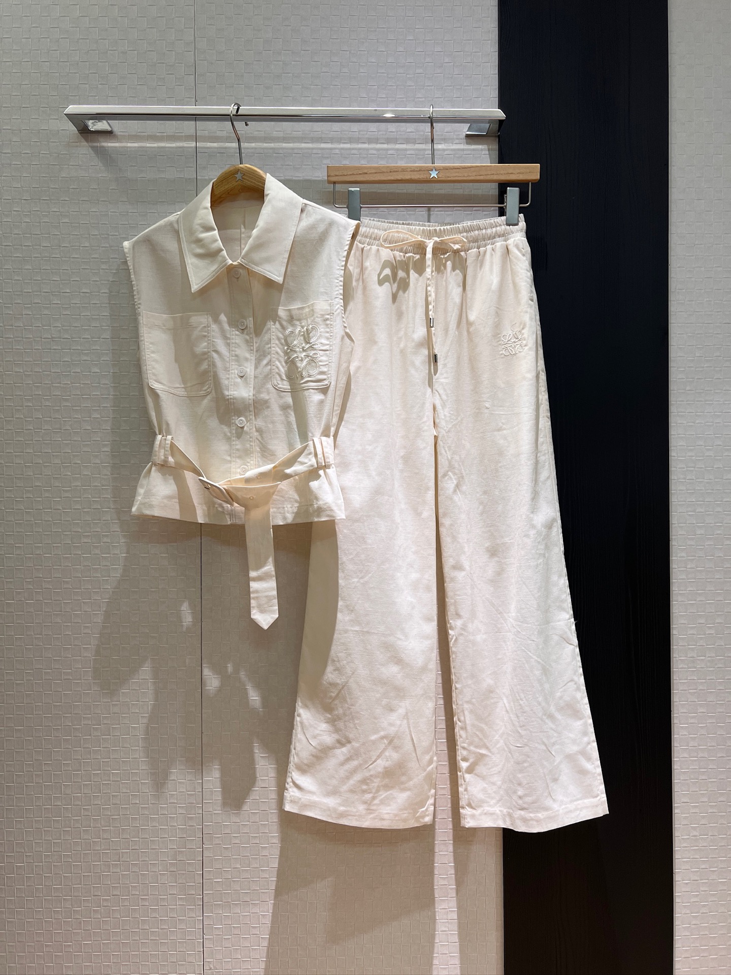 NO:421328,New old style casual suit belted sleeveless shirt with wide-leg pants Classic embroidered logo badge Elastic waist drawstring lace capable and handsome commuting fashionable sweet and cool age-reducing apricot pink SML, alexander wang19860909新款老钱风 休闲套装 系腰带装饰无袖衬衣搭配阔腿裤 经典刺绣logo徽章 松紧腰抽绳系带 干练帅气 通勤时尚甜酷减龄 杏色粉色 SML,,alexander wang,Women's clothing