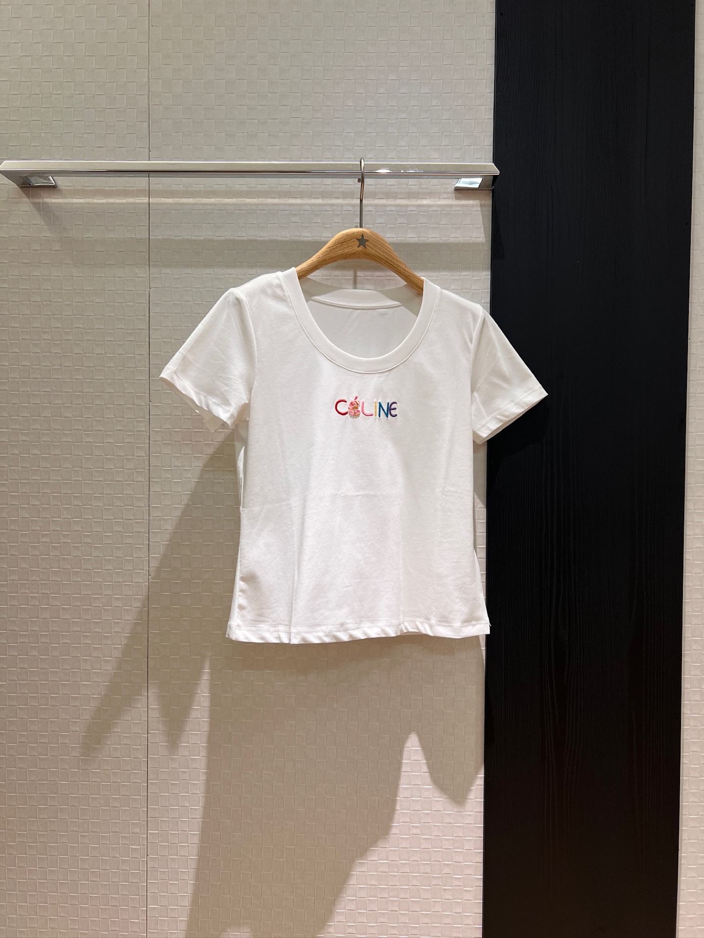 NO:421287,New rainbow embroidered logo letter T-shirt handmade beads small version slim fit age-reducing versatile black and white SML, tees, t-shirt, alexander wang19860909新款彩虹刺绣logo字母T恤手工钉珠 小版修身 减龄百搭 黑白 SML,,tees，t-shirt,alexander wang,Women's clothing